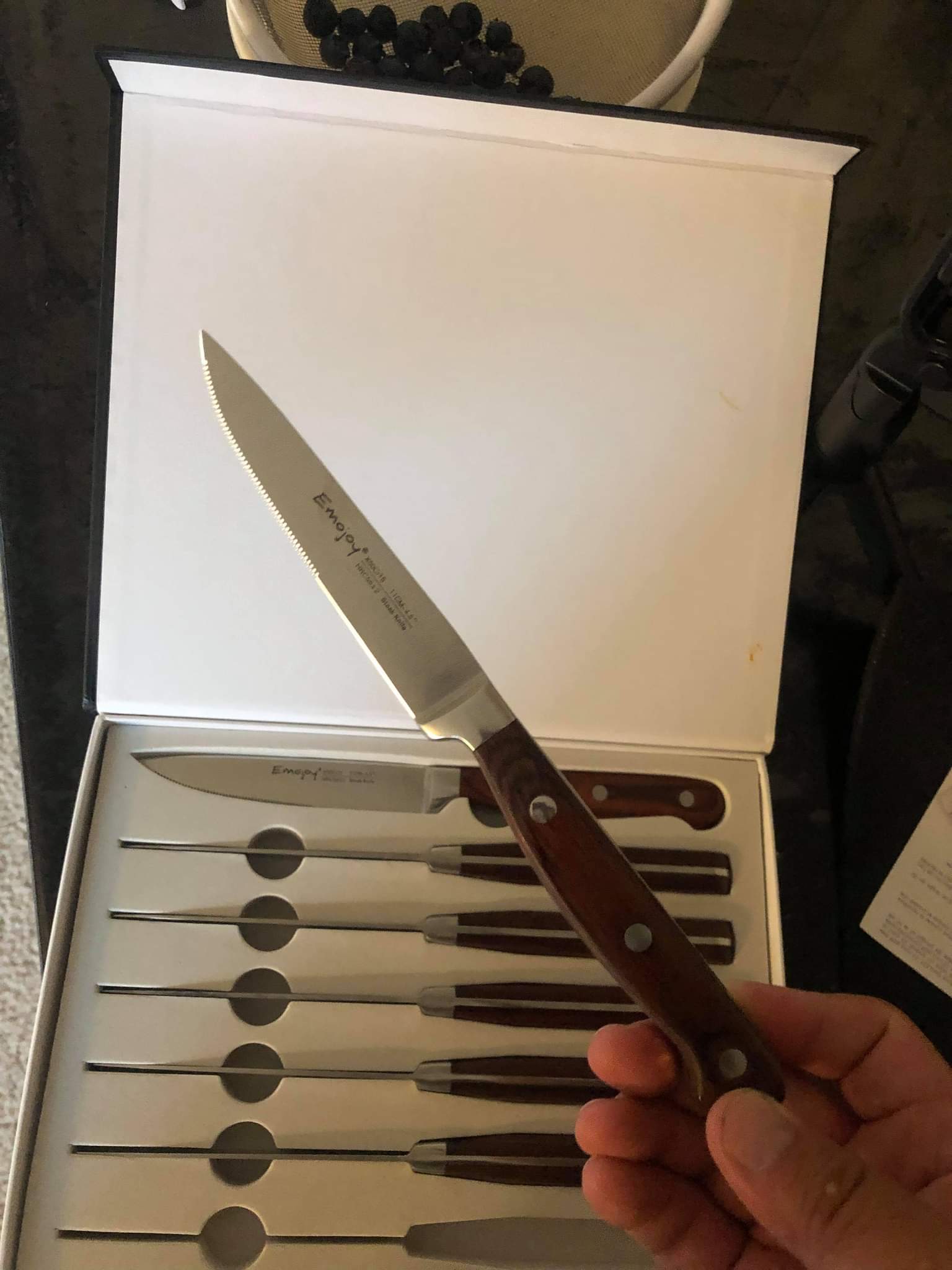 Emojoy 8-Piece Practical Serrated Steak Knives, Gift Box Set customer photo 2