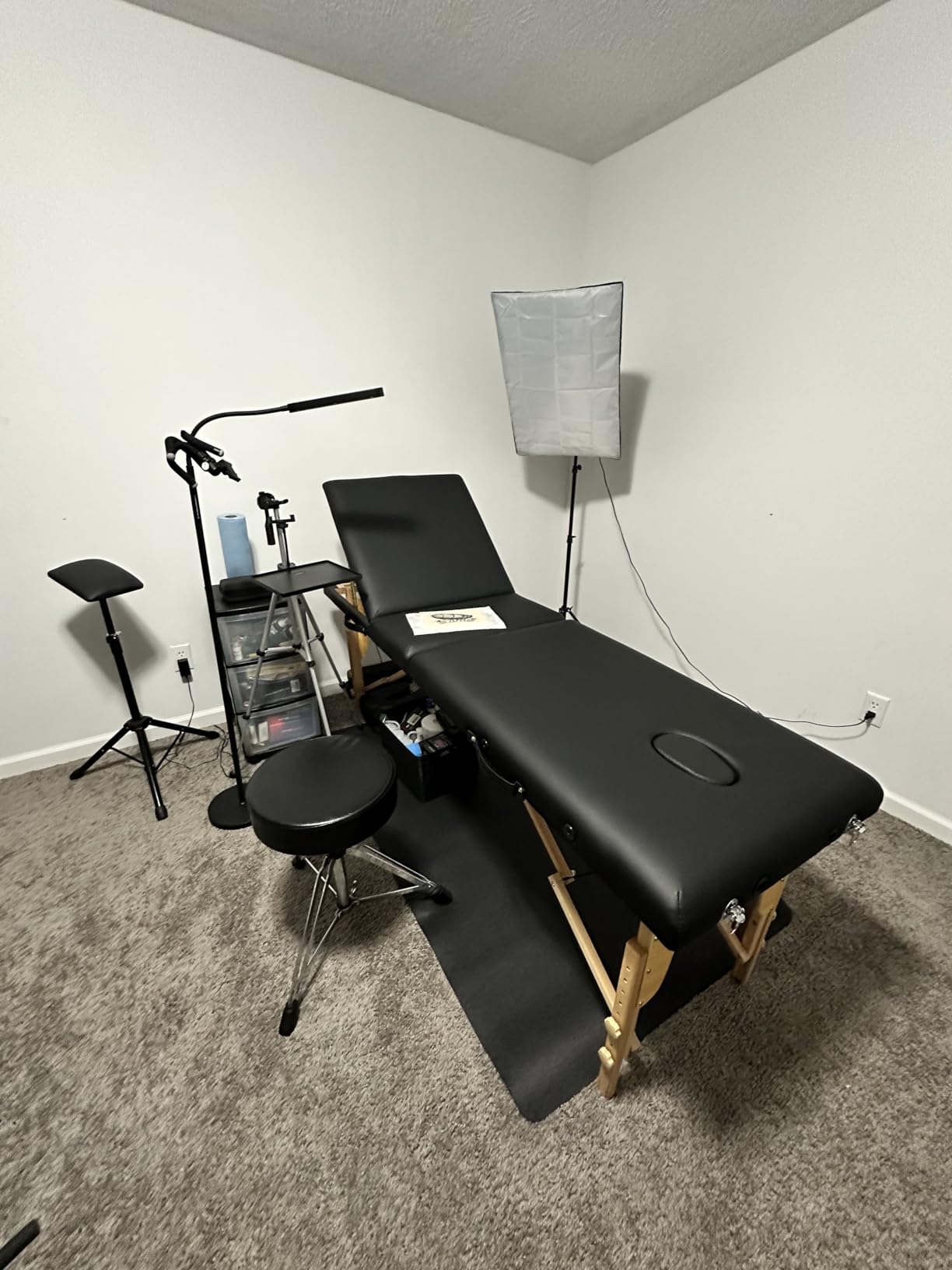 Yaheetech Massage Table Portable Folding Lash Esthetician Tattoo Bed, Black customer photo 1