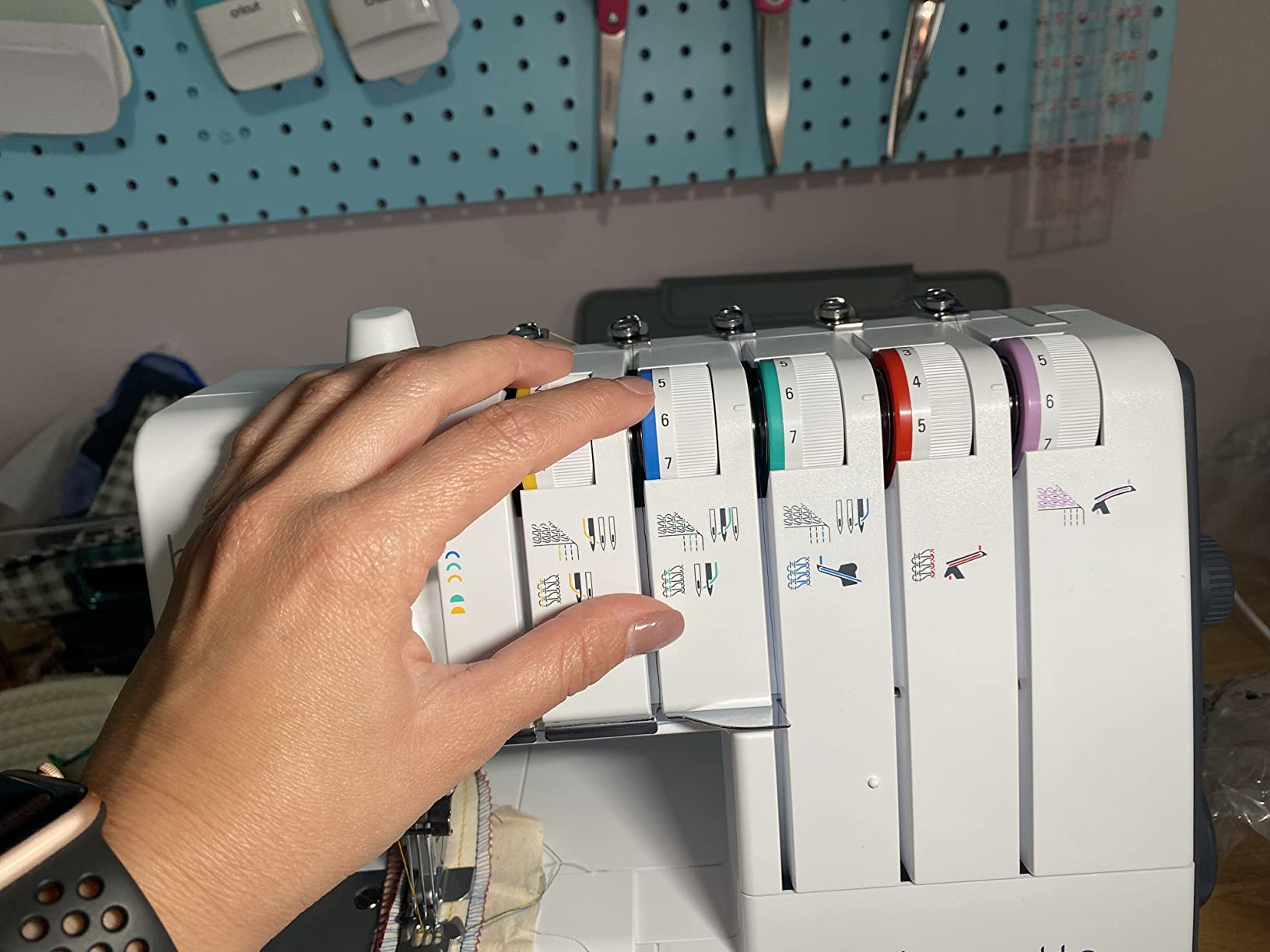 Bernette B48 Funlock Serger Coverstitch Overlock Machine | Heavy Duty Sewing Quilting Performance for Beginners and Professionals | 23 Stitches LED Light 1300 SPM Easy Threading Knife Control customer photo 1