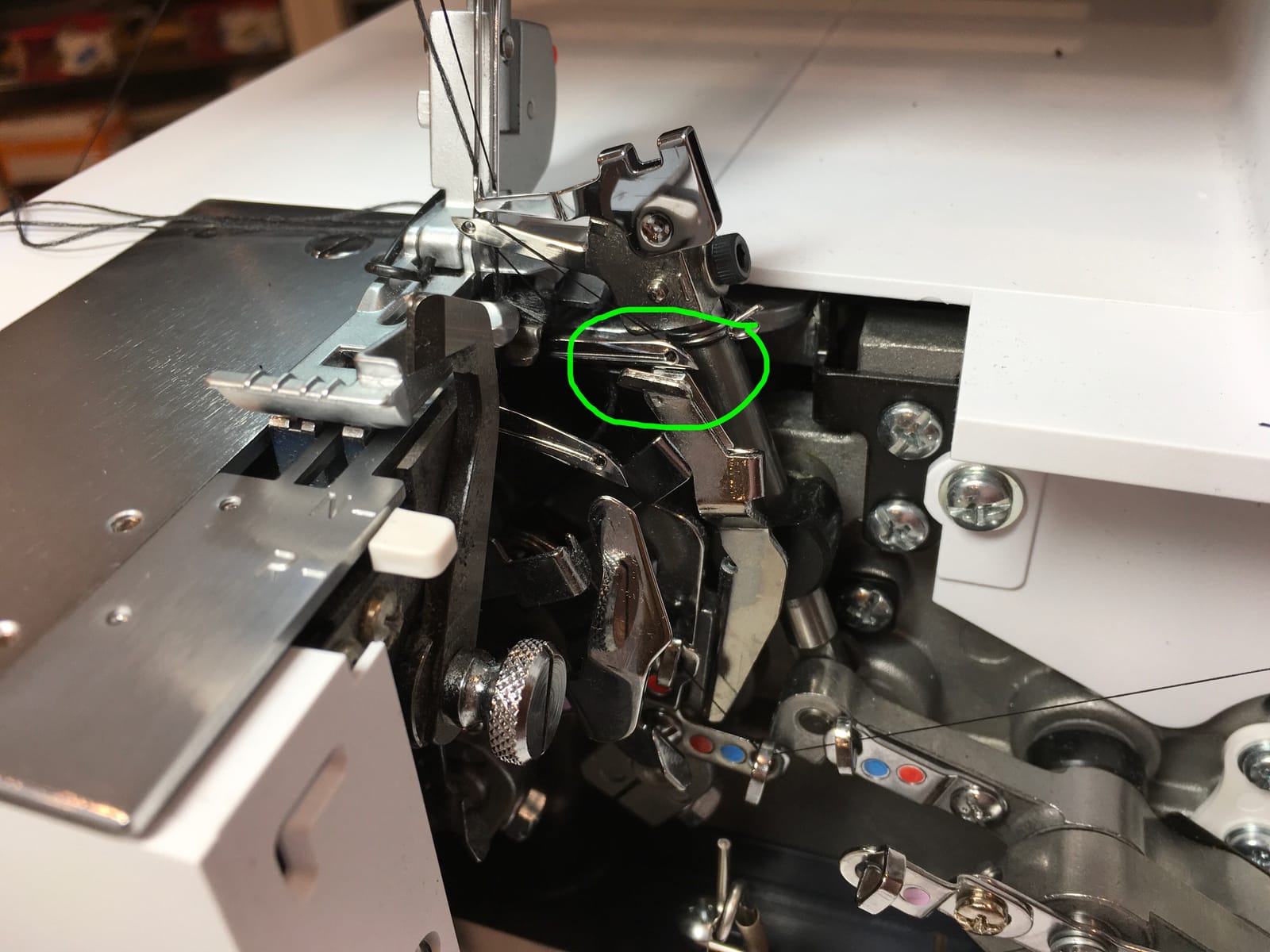 Bernette B48 Funlock Serger Coverstitch Overlock Machine | Heavy Duty Sewing Quilting Performance for Beginners and Professionals | 23 Stitches LED Light 1300 SPM Easy Threading Knife Control customer photo 2
