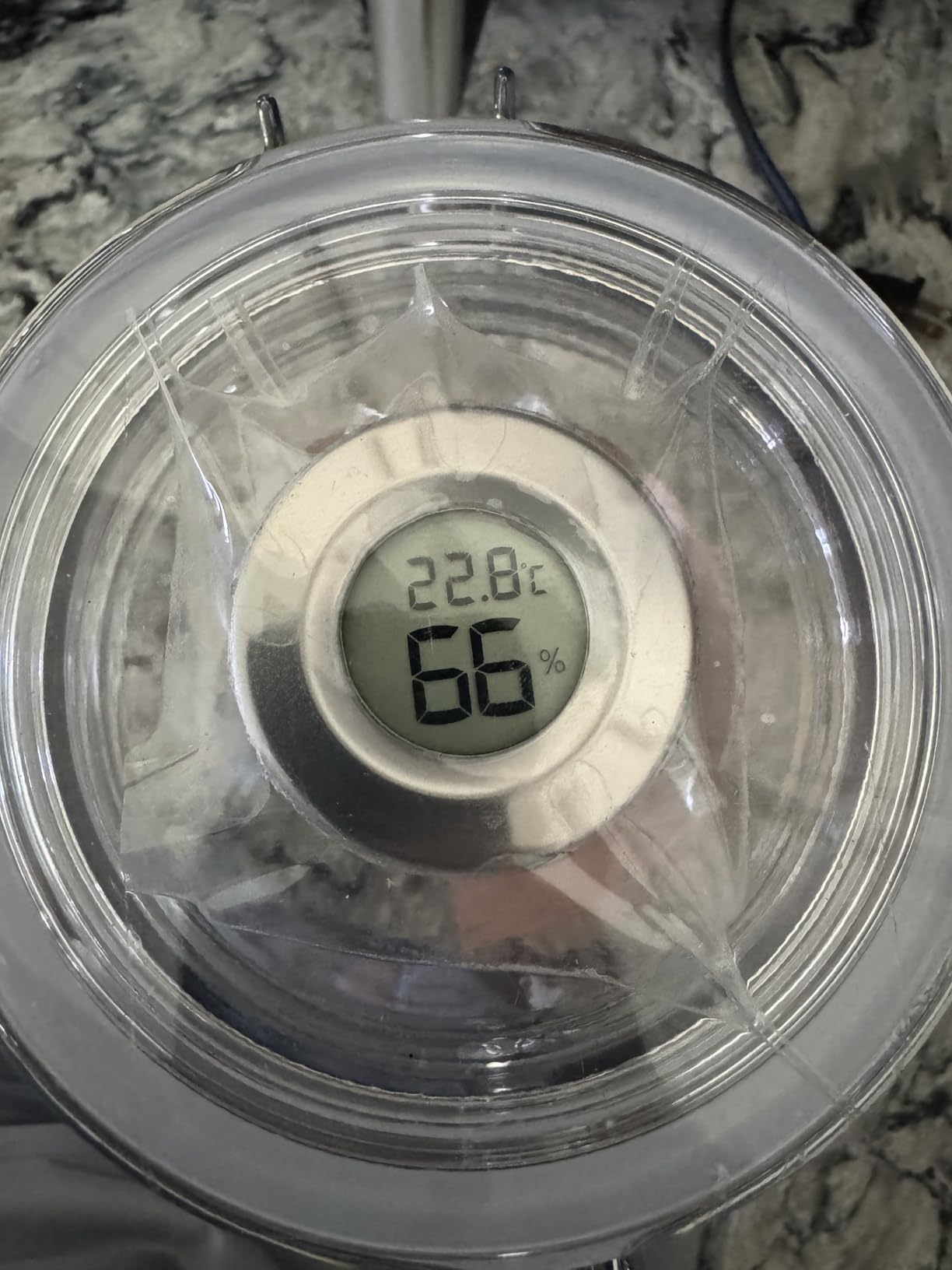 XIFEI Acrylic Humidor Jar with Humidifier and Hygrometer,humidor that can Hold About 18 Cigars (Clear) customer photo 1