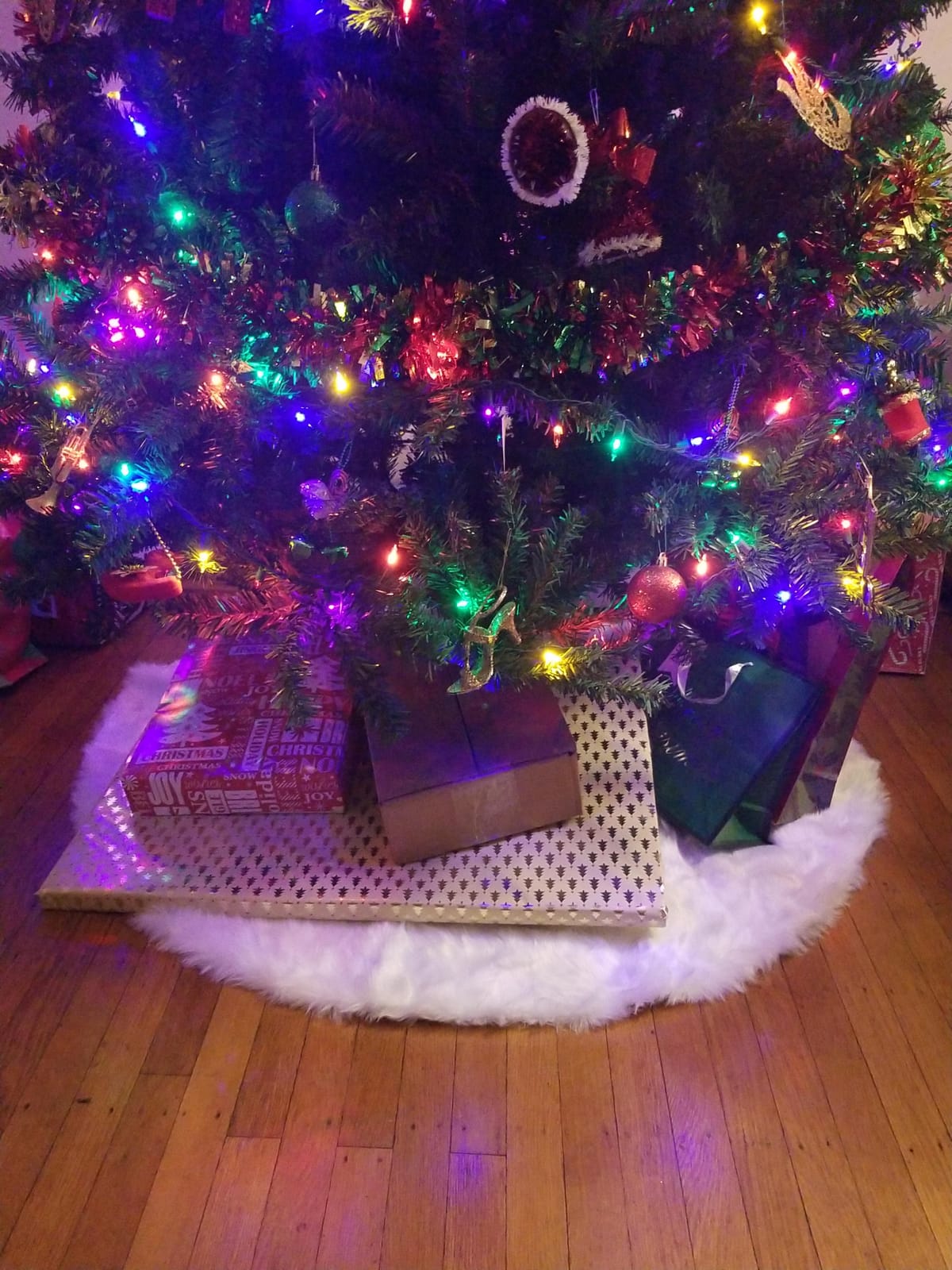 CHICHIC 48 inch Christmas Tree Skirt Faux Fur Xmas Tree Skirt Christmas Decorations Holiday Tree Ornaments Tree Decoration for Christmas Home Decorations, Xmas Party Holiday Decorations, Snow White customer photo 1