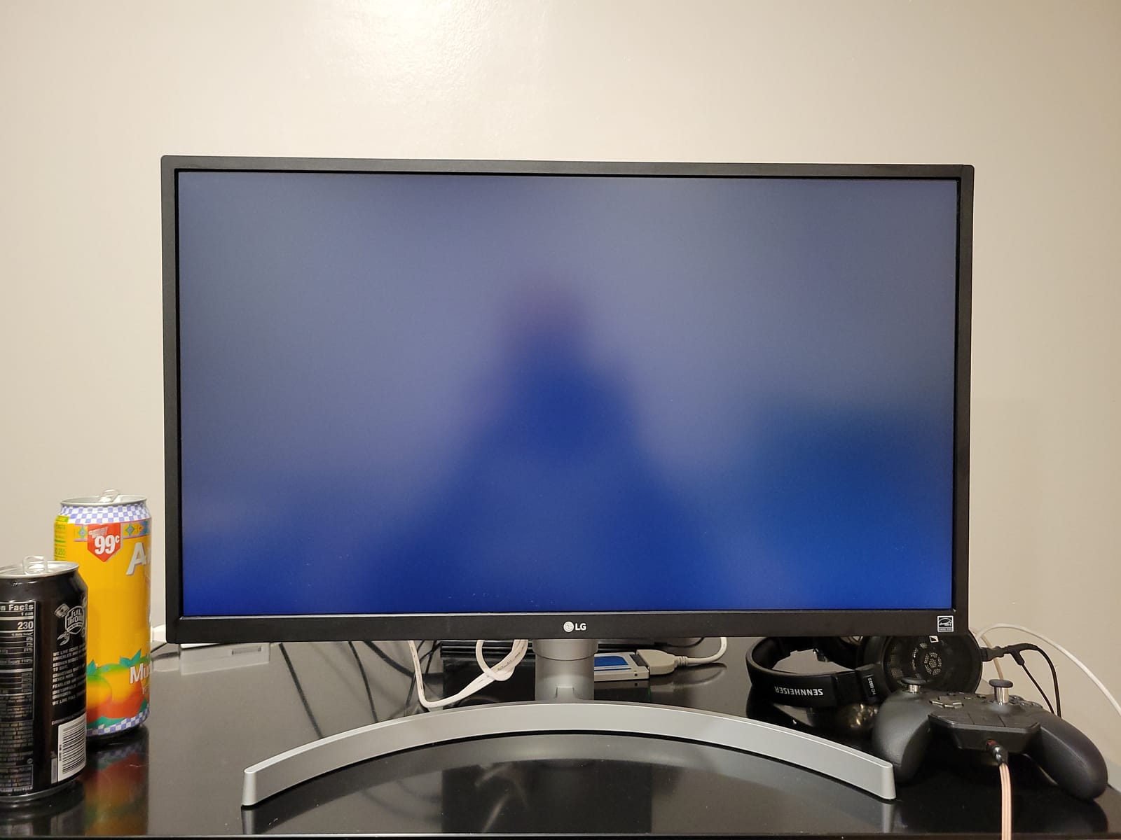 LG 27UL550-W 27-inch 4K UHD (3840 x 2160) Ultrafine Computer Monitor, IPS, AMD FreeSync, Tilt/Height/Pivot Adjustable Stand, HDR10, HDMI, DisplayPort, Black Stabilizer, White customer photo 1