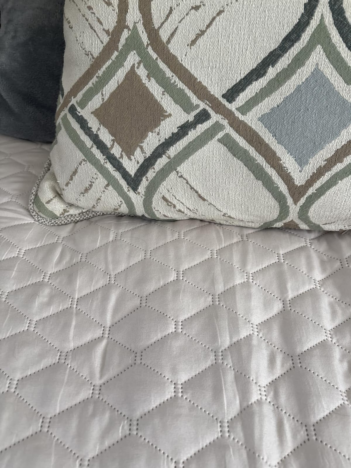 Exclusivo Mezcla Reversible Full Queen Quilt Bedding Set, Grey | Lightweight Bedspreads with 2 Pillow Shams, Soft Microfiber, All Season Bed Coverlets for Bedroom Guest Room, 90x96 Inch customer photo 2