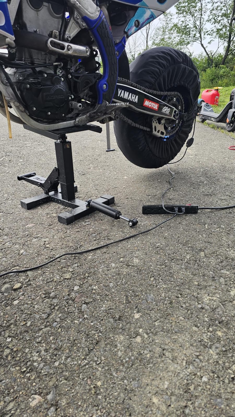 JFG RACING Adjustable Hydraulic Dirt Bike Stand Lift 1000 Lbs Capacity,Red customer photo 1