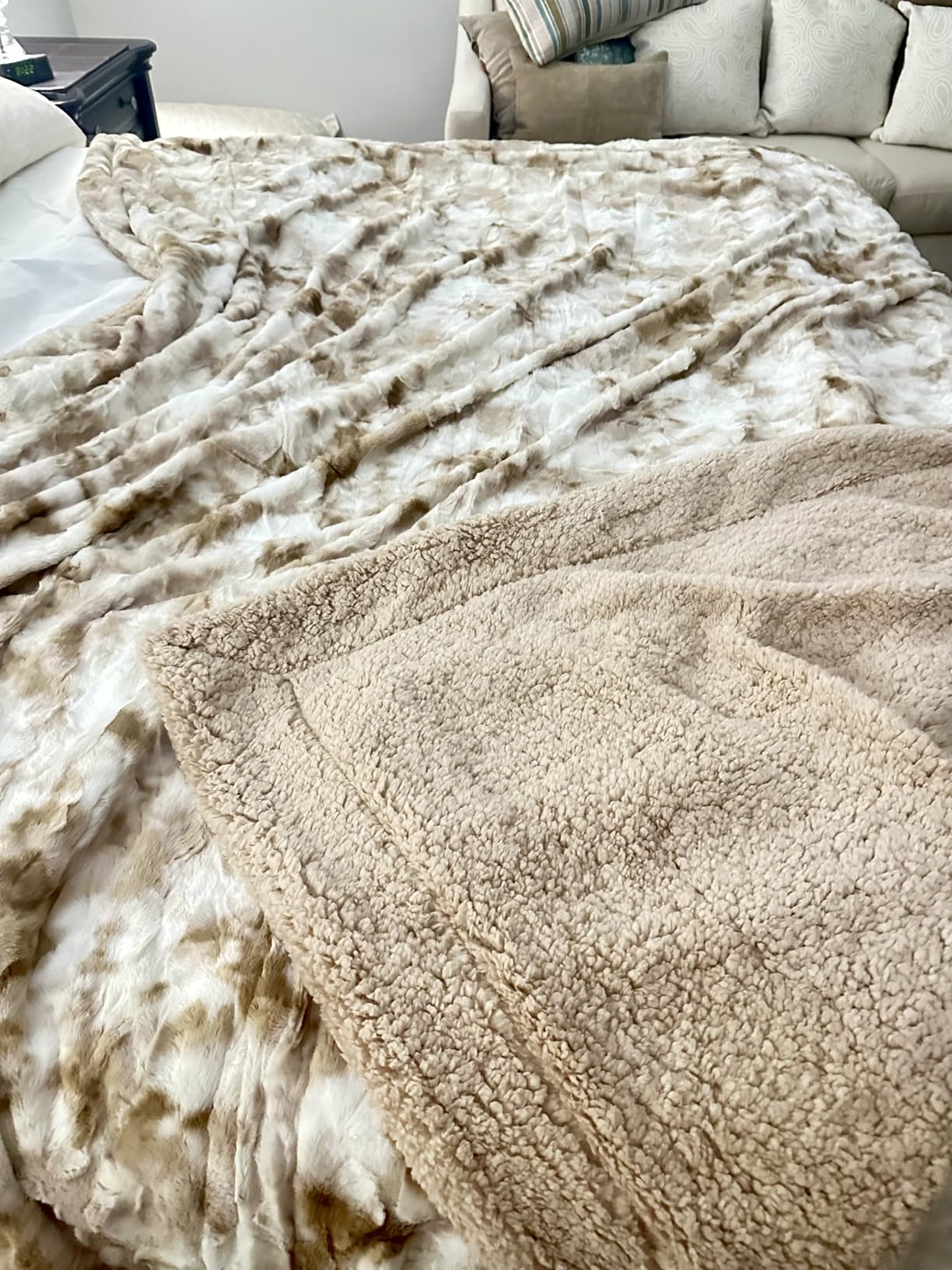 Bedsure GentleSoft Sherpa Fluffy Throw Blanket - Fleece Warm and Cozy Throw for Women Gift, Plush & Fuzzy Faux Fur Blanket for Couch, Sofa, Bed Decor, Tie Dye Design, Grey, 50x60 Inches customer photo 1