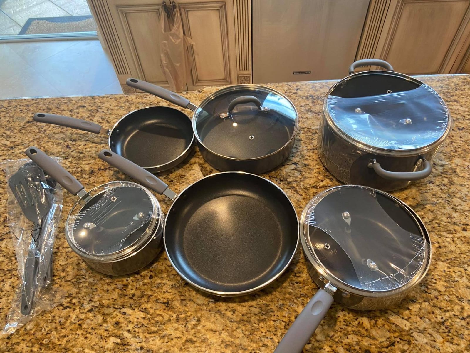 Amazon Basics Non-Stick Cookware Set, Pots and Pans with Lids, Hard Anodized Aluminum, Dishwasher Safe, Oven Safe, Black, 12-Piece customer photo 1