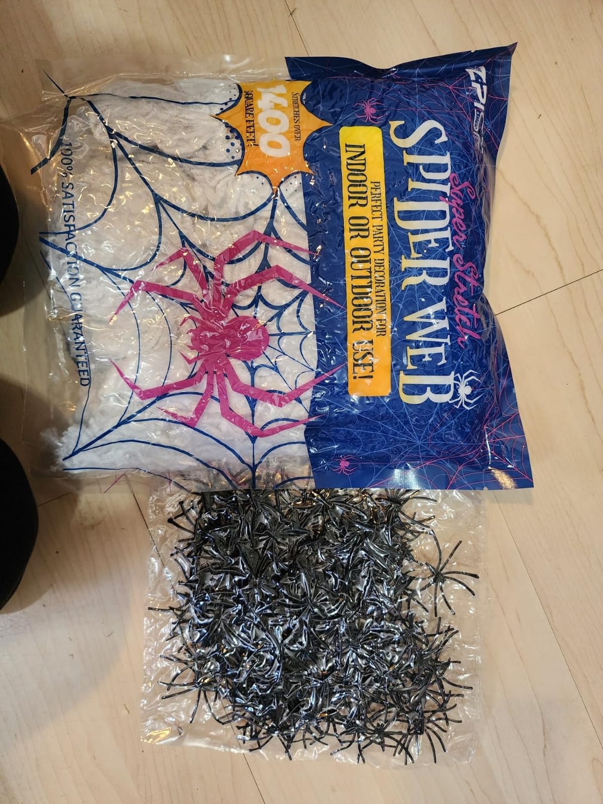 ZPISF 1400 sqft Halloween Spider Webs Decorations with 150 Extra Fake Spiders, Super Stretchy Cobwebs for Halloween Decor Indoor and Outdoor customer photo 1
