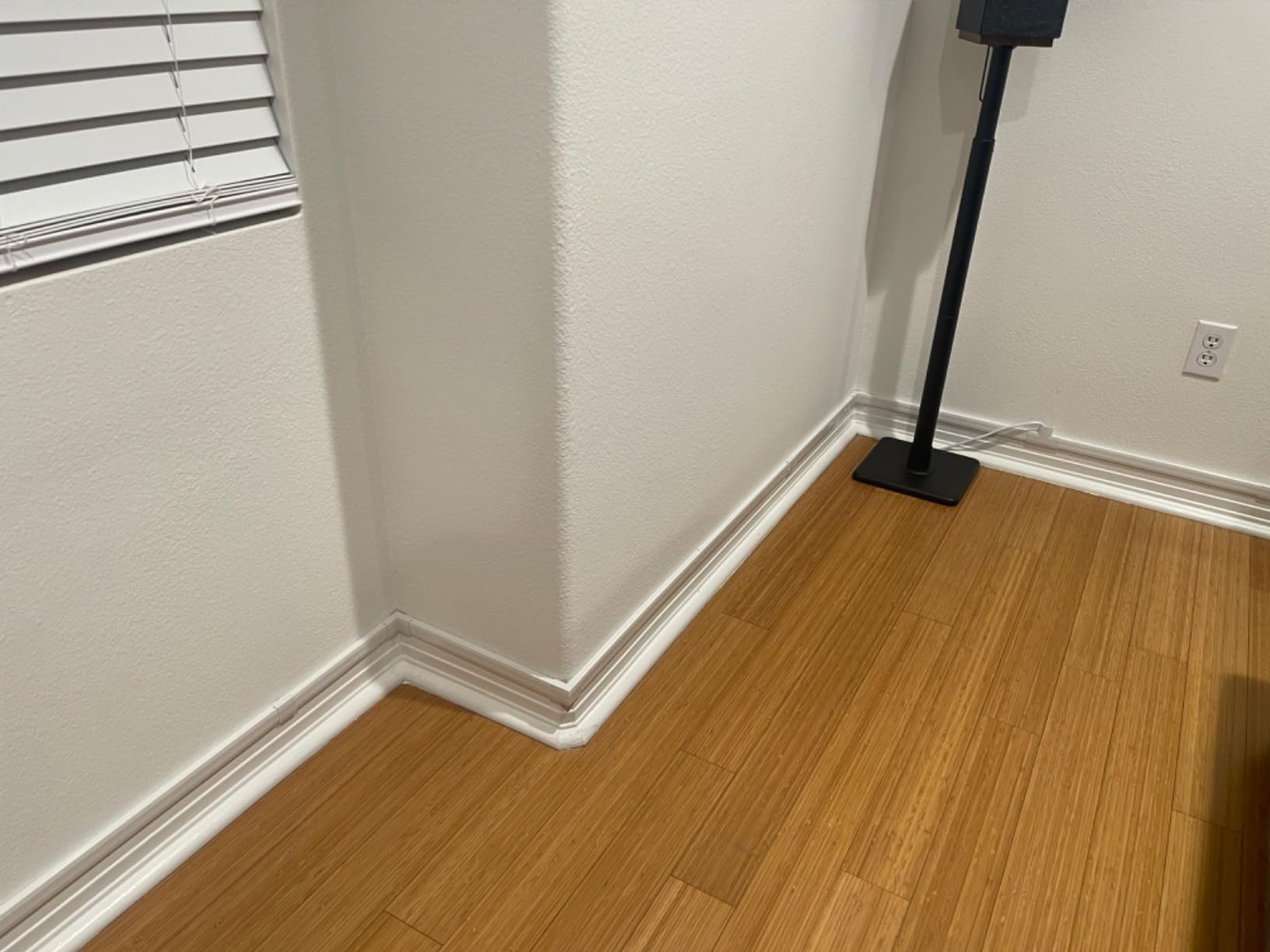 EVEO Cable Hider Wall 306” - Cable Raceway Cord Hider - Wire Covers for Cords on Wall, Cord Cover, Wall Cable Hider, Cable Concealer, Wire Hiders for TV on Wall Management-20X (L16 W0.95 H0.5) - White customer photo 1