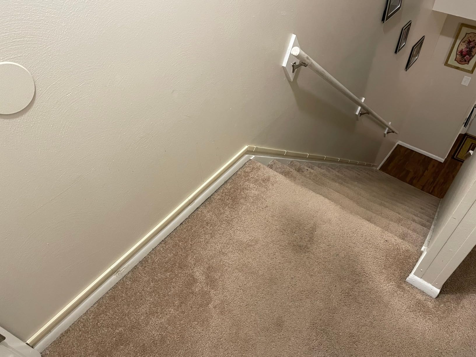 EVEO Cable Hider Wall 306” - Cable Raceway Cord Hider - Wire Covers for Cords on Wall, Cord Cover, Wall Cable Hider, Cable Concealer, Wire Hiders for TV on Wall Management-20X (L16 W0.95 H0.5) - White customer photo 2