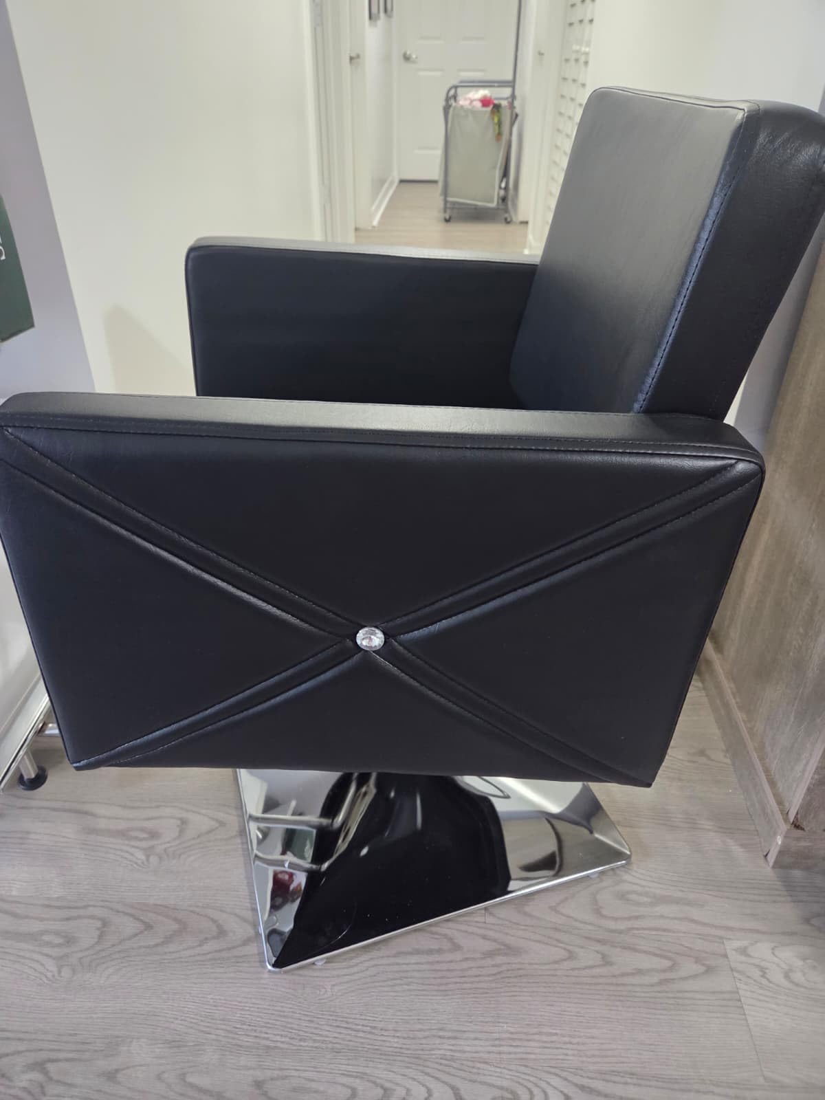 Artist hand Salon Chair for Hair Stylist with Heavy Duty Hydraulic Pump customer photo 1