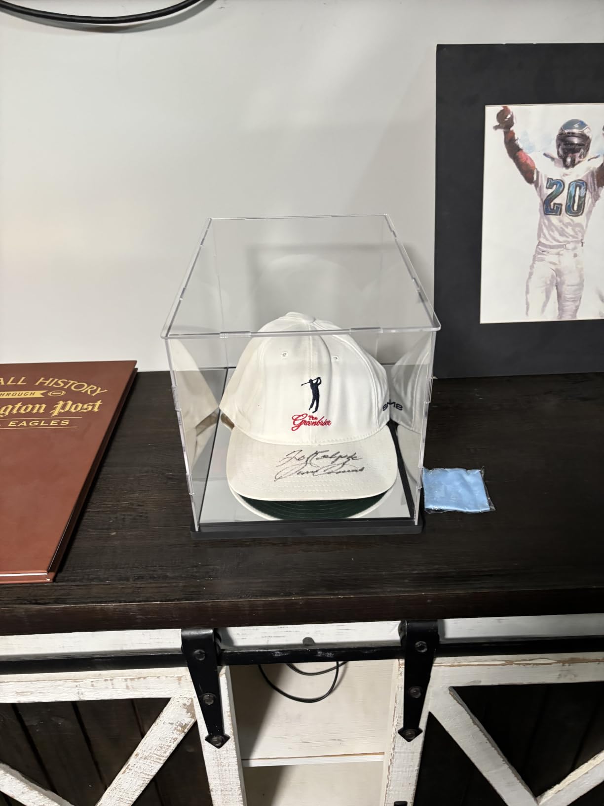 Football Helmet Display Case Full Size,Acrylic Helmet Display Case Black Acrylic Base,Self-Assembly Helmet Display Box Protection Holder Dustproof Sports Collectibles Storage Showcase customer photo 1