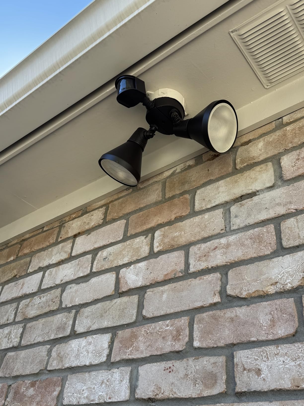 LUTEC 180-Degree 2-Head Motion-Activated Flood Light 300 Watt Halogen Motion Activated Integrated Dual-Head Floodlight Outdoor, Waterproof Exterior Security Wall Light for Patio, Garden, Yard, White customer photo 1
