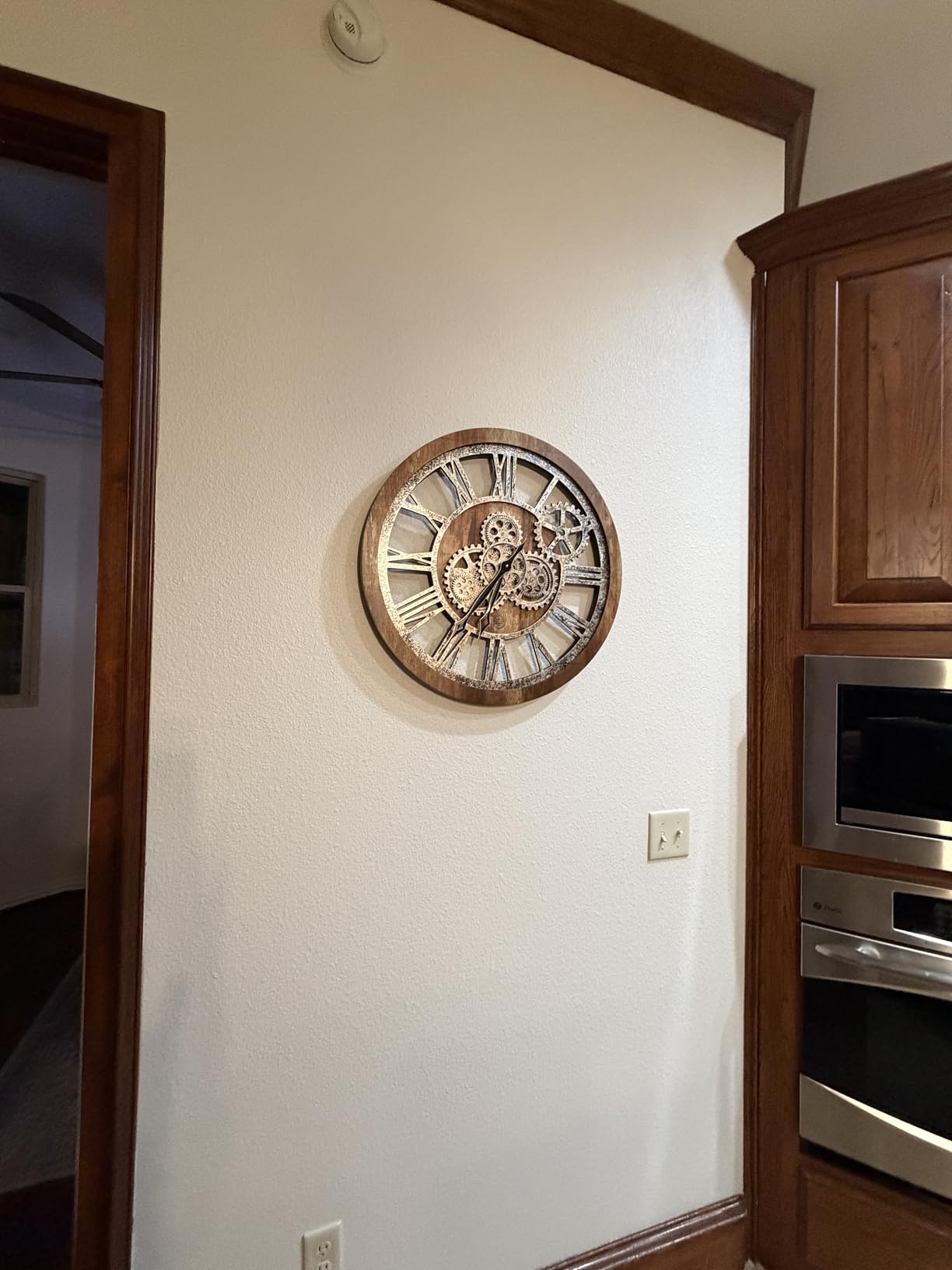 ImprovingLife The Original Real Moving Gear Wall Clock Vintage Industrial Oversized Rustic Farmhouse (24 inch (60cm), Vintage Grey and White) customer photo 2