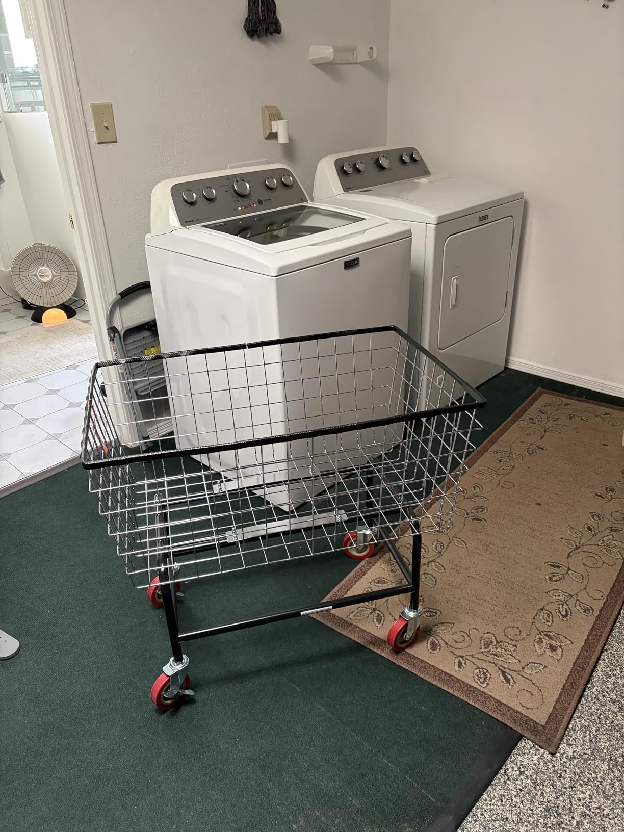 VEVOR Wire Laundry Cart, 3.8Bushel Wire Laundry Basket with Wheels, 32.5''x21.3''x29.9'', Commercial Laundry Basket, Steel Frame with Chrome Finish, 4'' Casters, Wire Cart for Laundry customer photo 2