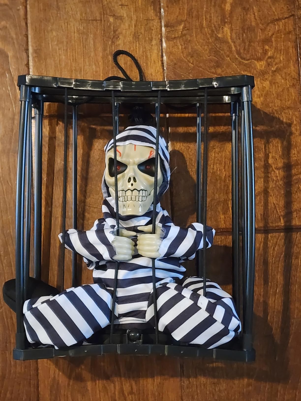 Animated Halloween Decorations with Infrared Sensor, Skull Prisoner | Screaming Sound Effects; Glowing Red Eye; Infrared-activated Scare Experience; Haunted House Atmosphere; Indoor & Outdoor Use customer photo 2