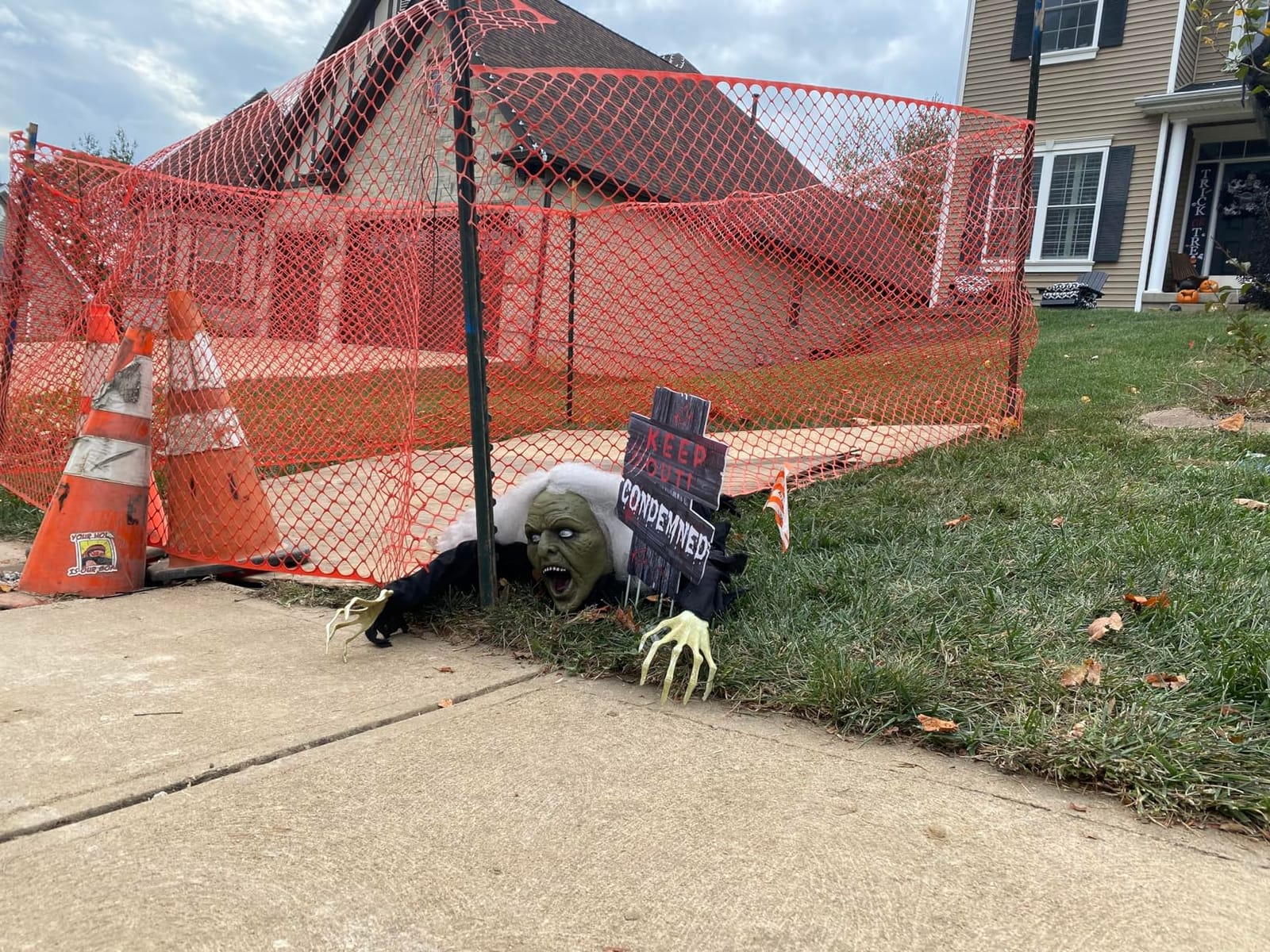JOYIN Halloween Zombie Groundbreaker Outdoor Decoration, Zombie Groundbreaker with Light-up Eye and Creepy Sound (IR Sensor Activated) for Halloween Outside, Lawn, Graveyard Decor, Haunted House Props customer photo 2