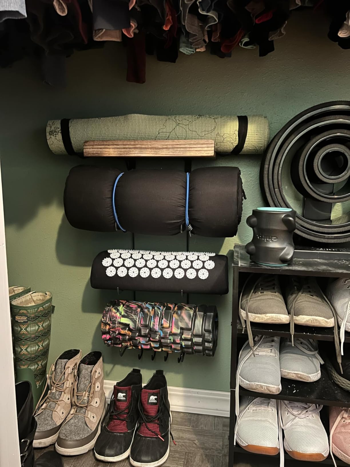 Bikoney Yoga Mat Holder Wall Mount Yoga Mat Storage Home Gym Accessories with Wood Floating Shelves and 4 Hooks for Hanging Foam Roller and Resistance Bands Fitness Home Gym Carbonized Black customer photo 2