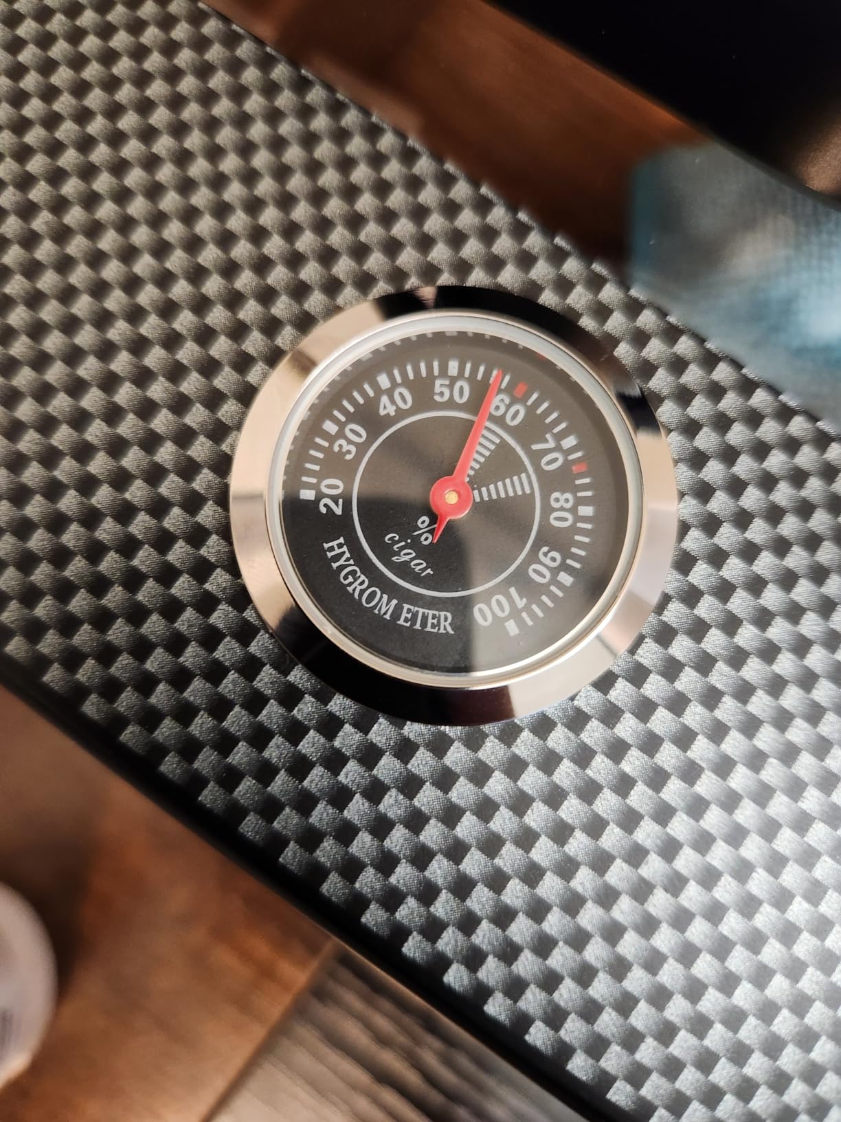 XIFEI Cigar Humidor, Glass Top Carbon Fiber Texture with Digital Hygrometer, Including Cigar humidifier, Divider, Cedar Wood Humidor Box, Holds 25-35 Cigars (9IN*7.5 * 2.8) customer photo 1