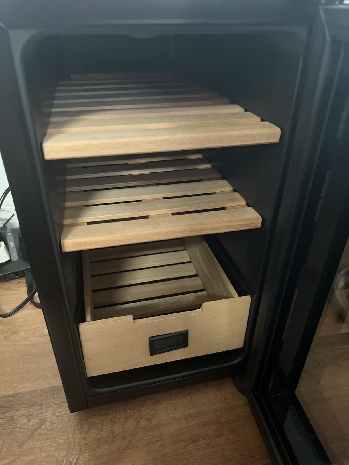 NEEDONE 16L Electric Cigar Humidor with Thermoelectric Cooling Control customer photo 1