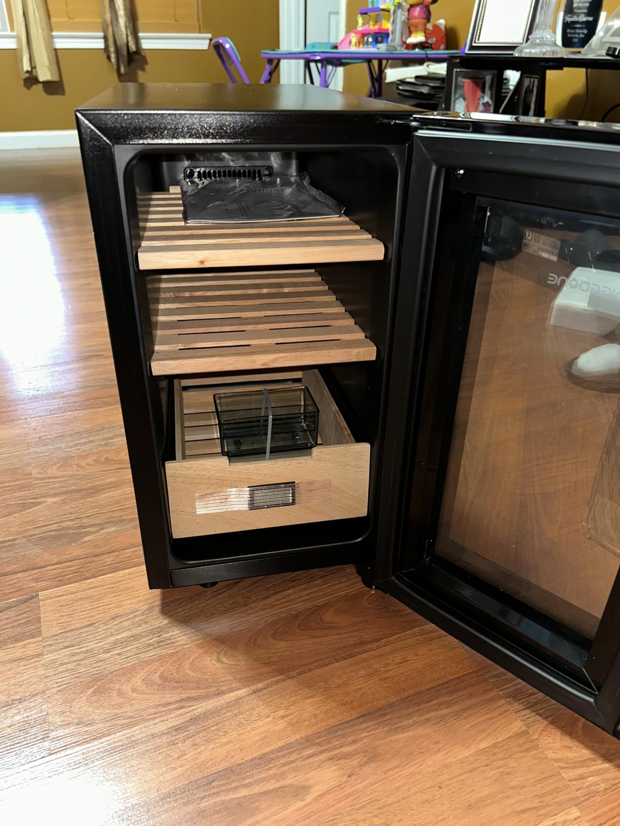 NEEDONE 16L Electric Cigar Humidor with Thermoelectric Cooling Control customer photo 2
