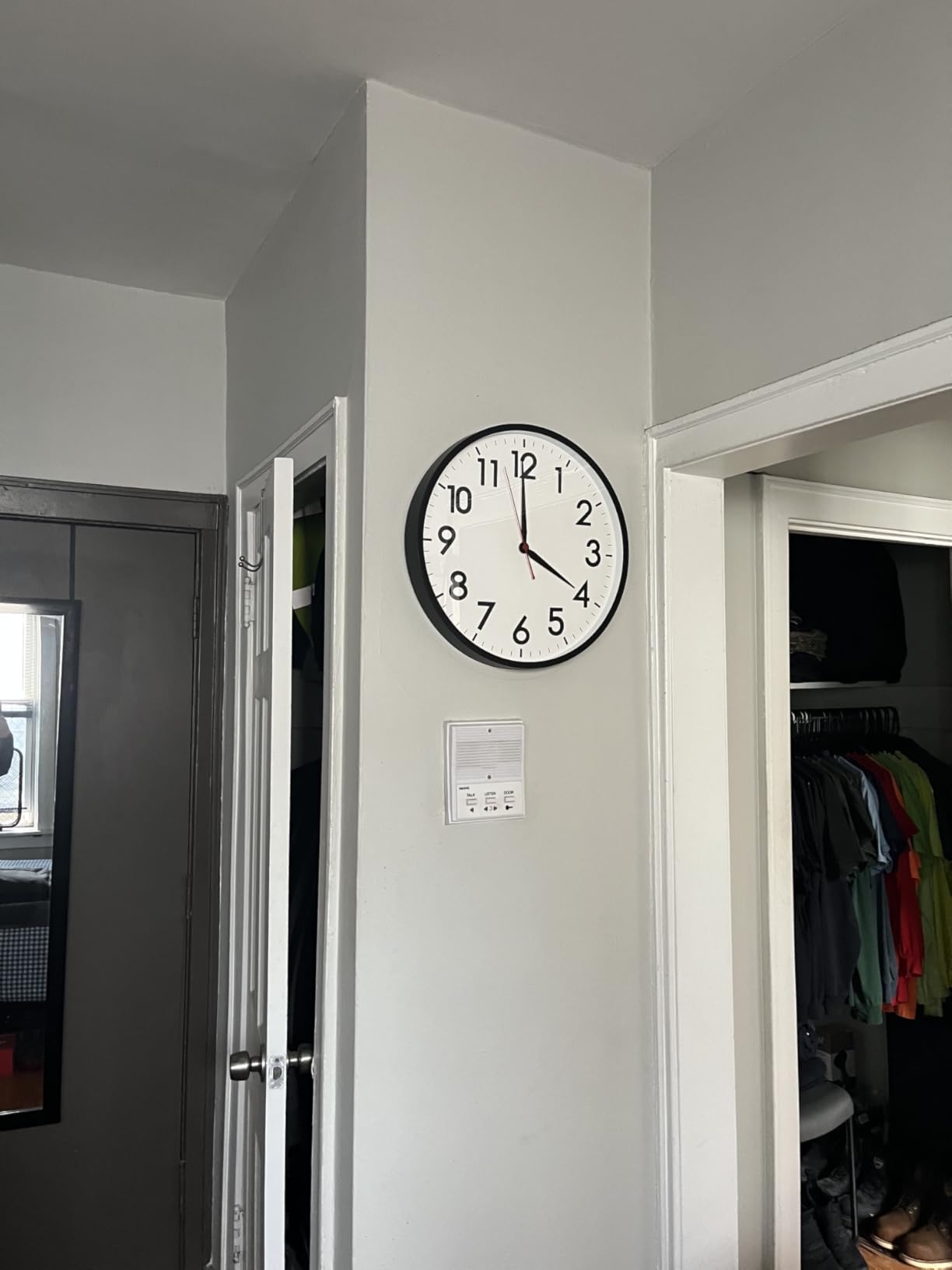 AKCISOT 12 Inch Wall Clock, Silent Battery Operated Analog Clock, Black customer photo 1