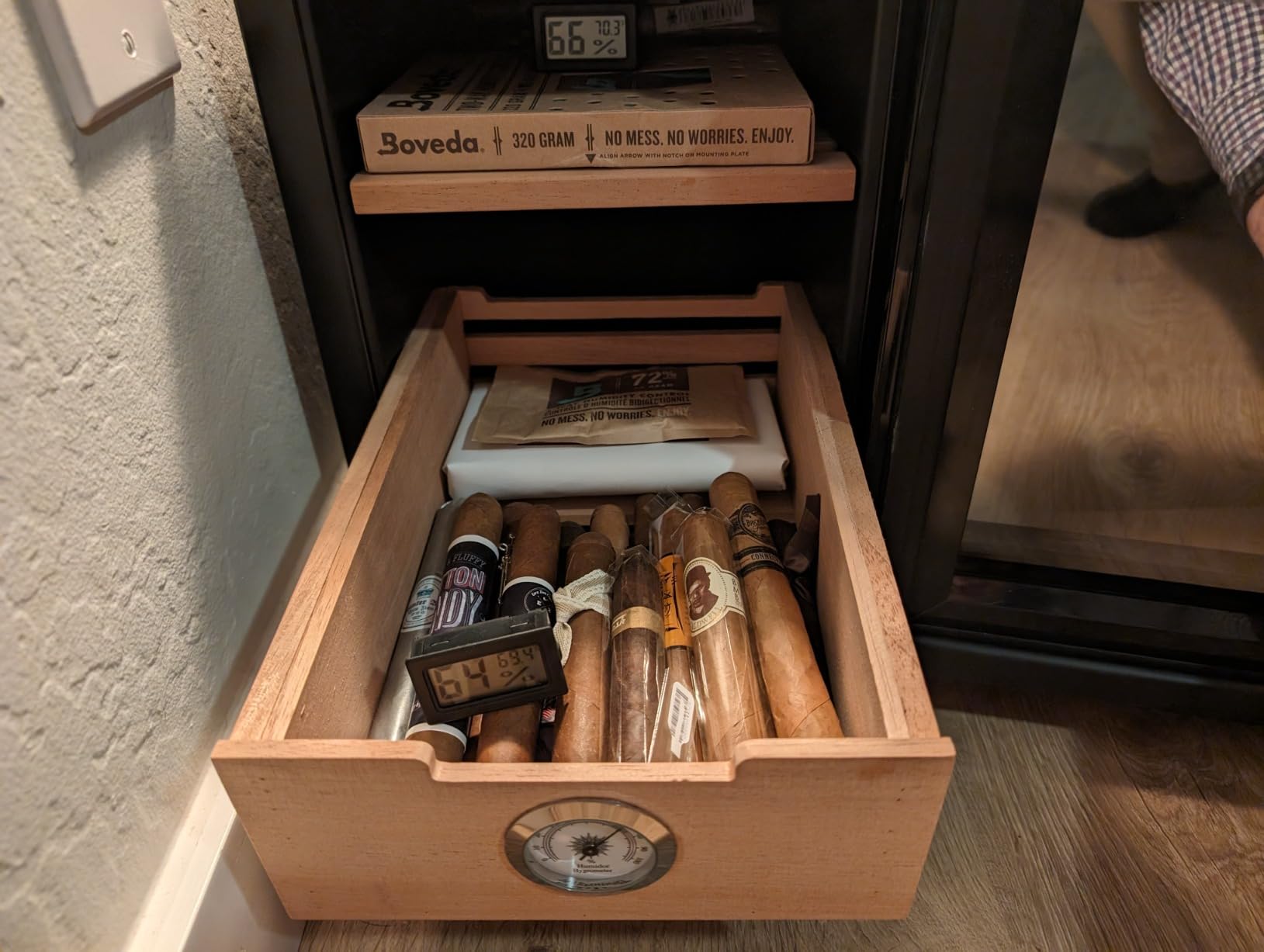 KingChii 33L Electric Cigar Humidors with Temperature Control System, Cigar Cabinet with Spanish Cedar Wood Shelves & Hygrometer, Gifts for Men (4 Layers 250 Capacity) customer photo 1