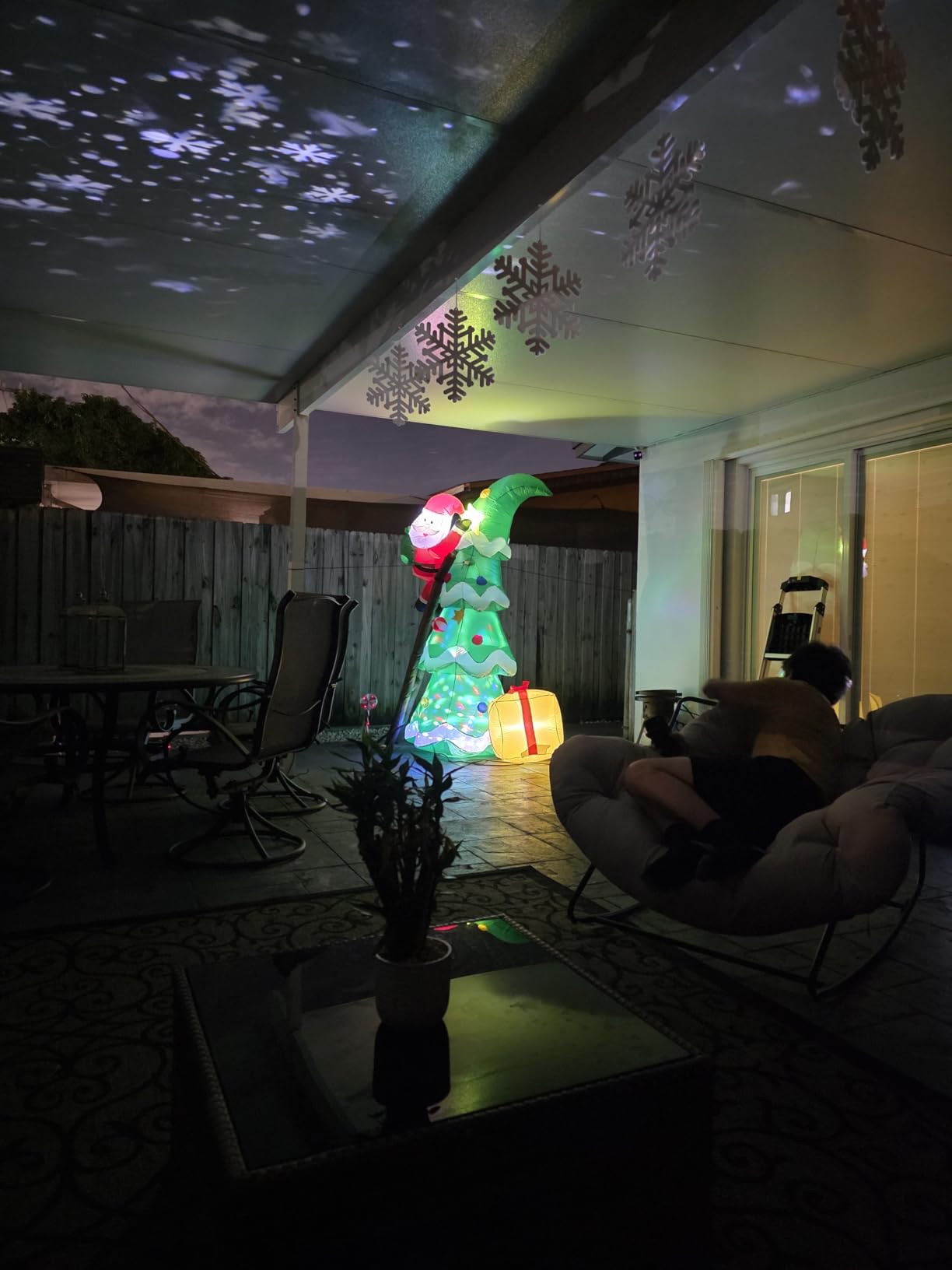 COMIN 7 FT Christmas Inflatables Tree Outdoor Decorations Blow Up Yard Present Box with Built-in LEDs for Indoor Party Garden Lawn Decor (Color-27323) customer photo 1