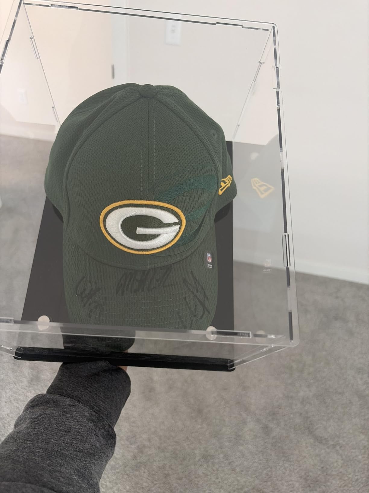Mini Helmet Display Case,Self-Assembly Clear Acrylic Football Mini Helmet Display Box Protection Holder Dustproof Sports Collectibles Storage Showcase customer photo 1