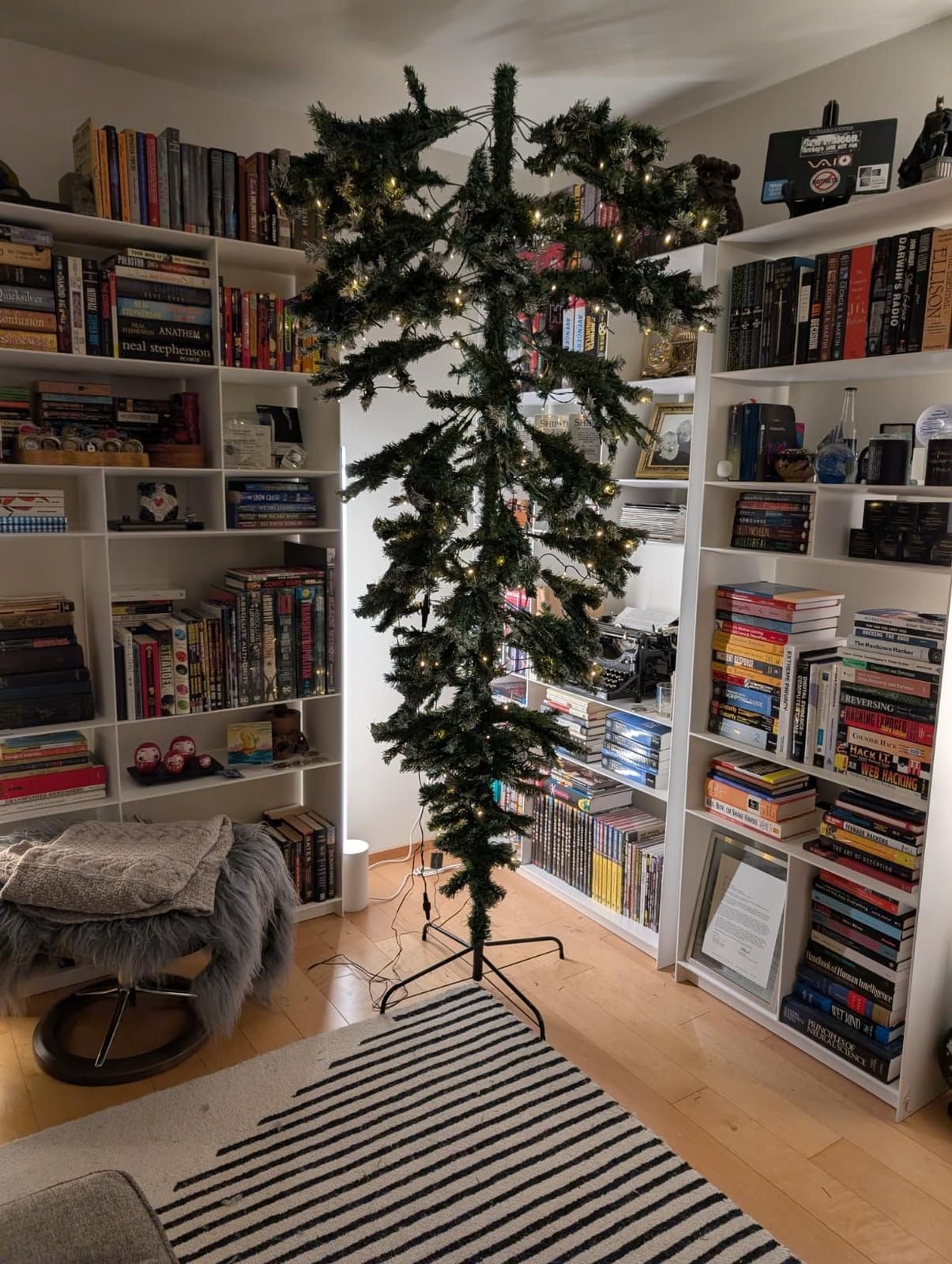BestComfort Pre-Lit Upside Down Christmas Tree, 7.5 FT Inverted Full Snowy Artificial Xmas 1100 Branch Tips, 400 LED Lights, 8 Lighting Modes, Quick Setup, for Home Shop Carnival Decoration, Green customer photo 1