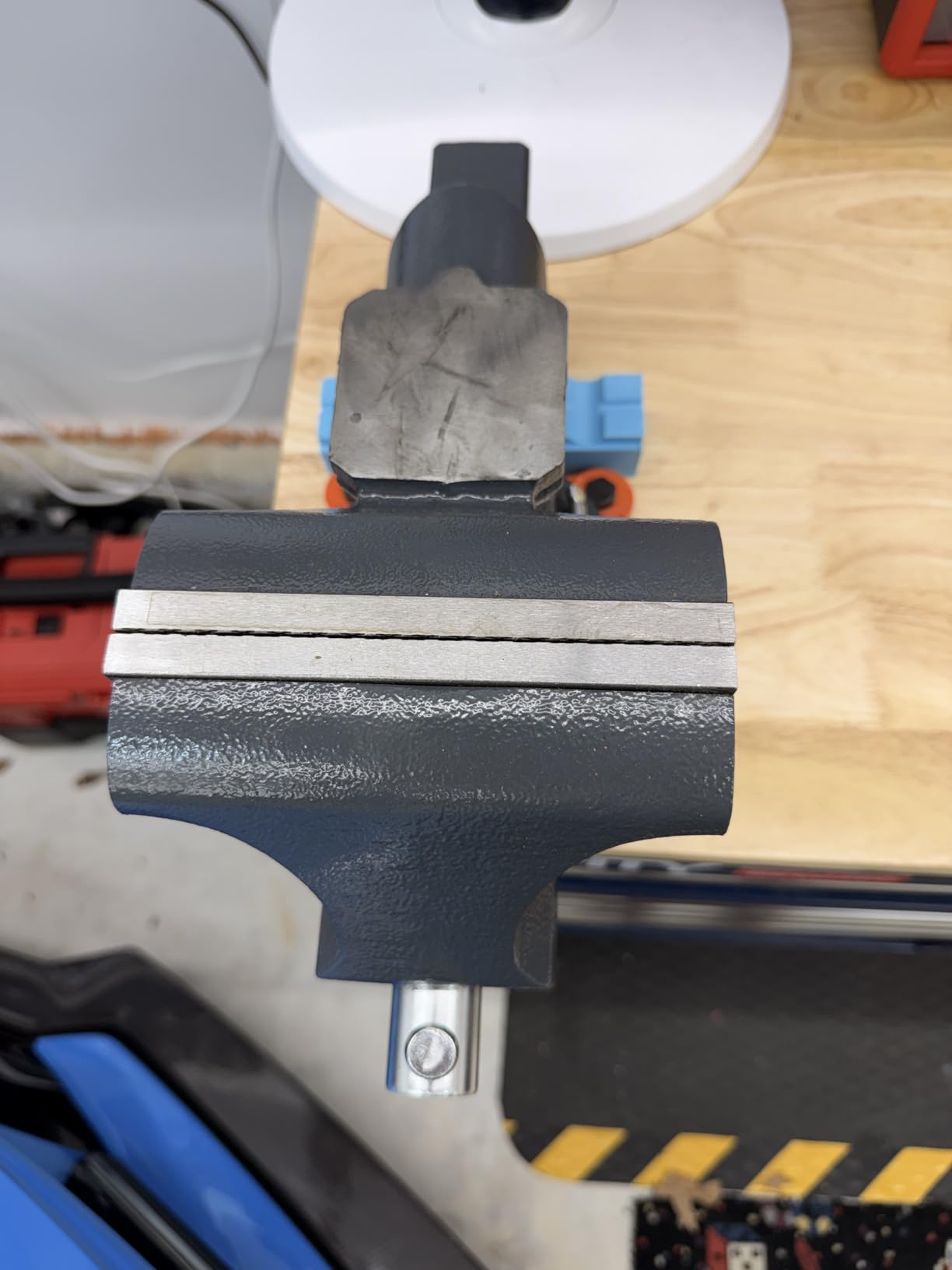 VEVOR Bench Vise, 6-inch Jaw Width 5.9-inch Jaw Opening, 360-Degree Swivel Locking Base Multipurpose Vise w/Anvil, Heavy Duty Ductile Iron Workbench Vise w/Bolts & Nuts, for Drilling, Pipe Cutting | 5.9-inch Jaw Opening customer photo 1