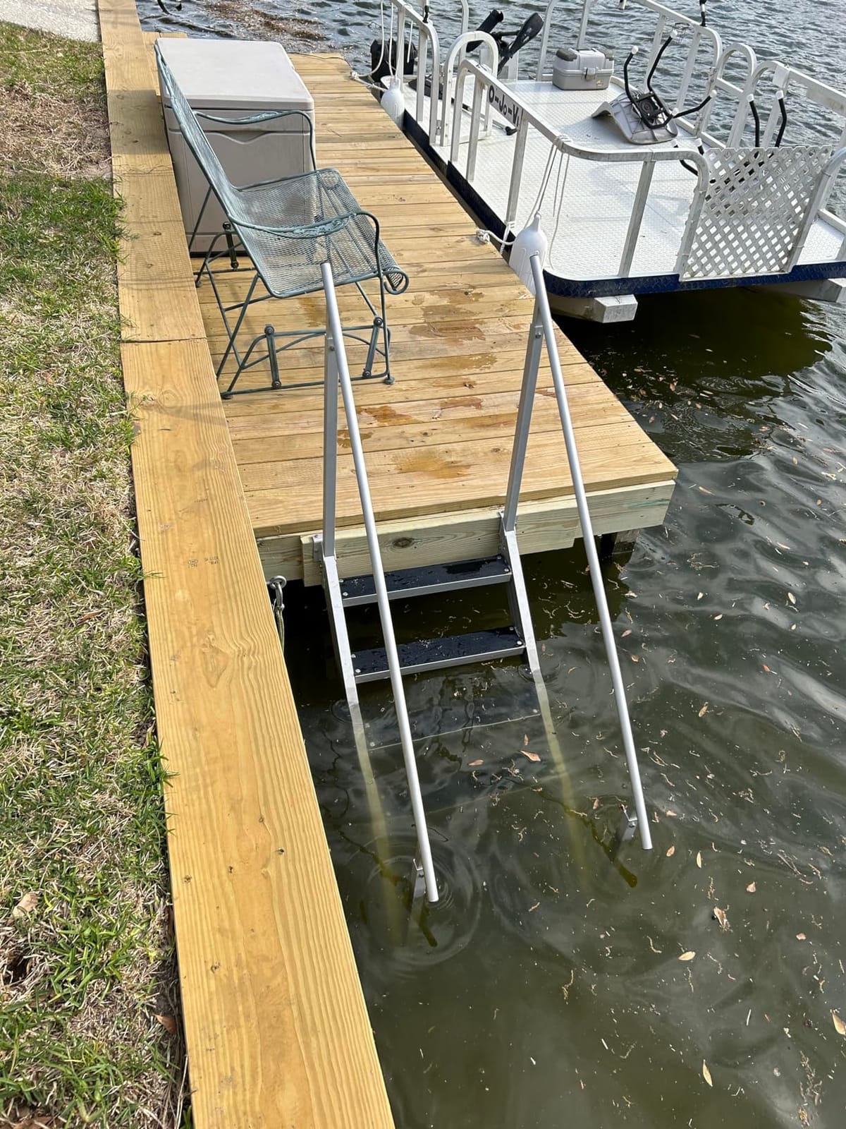 VEVOR Dock Stairs 4 Steps, 500lbs Load Pool Steps, Adjustable Height Aluminum Dock Ladders, Pontoon Boat Ladder with Handrails & Widen Nonslip Pedals for Lake/Pool/Marine Boarding/RV/House customer photo 1