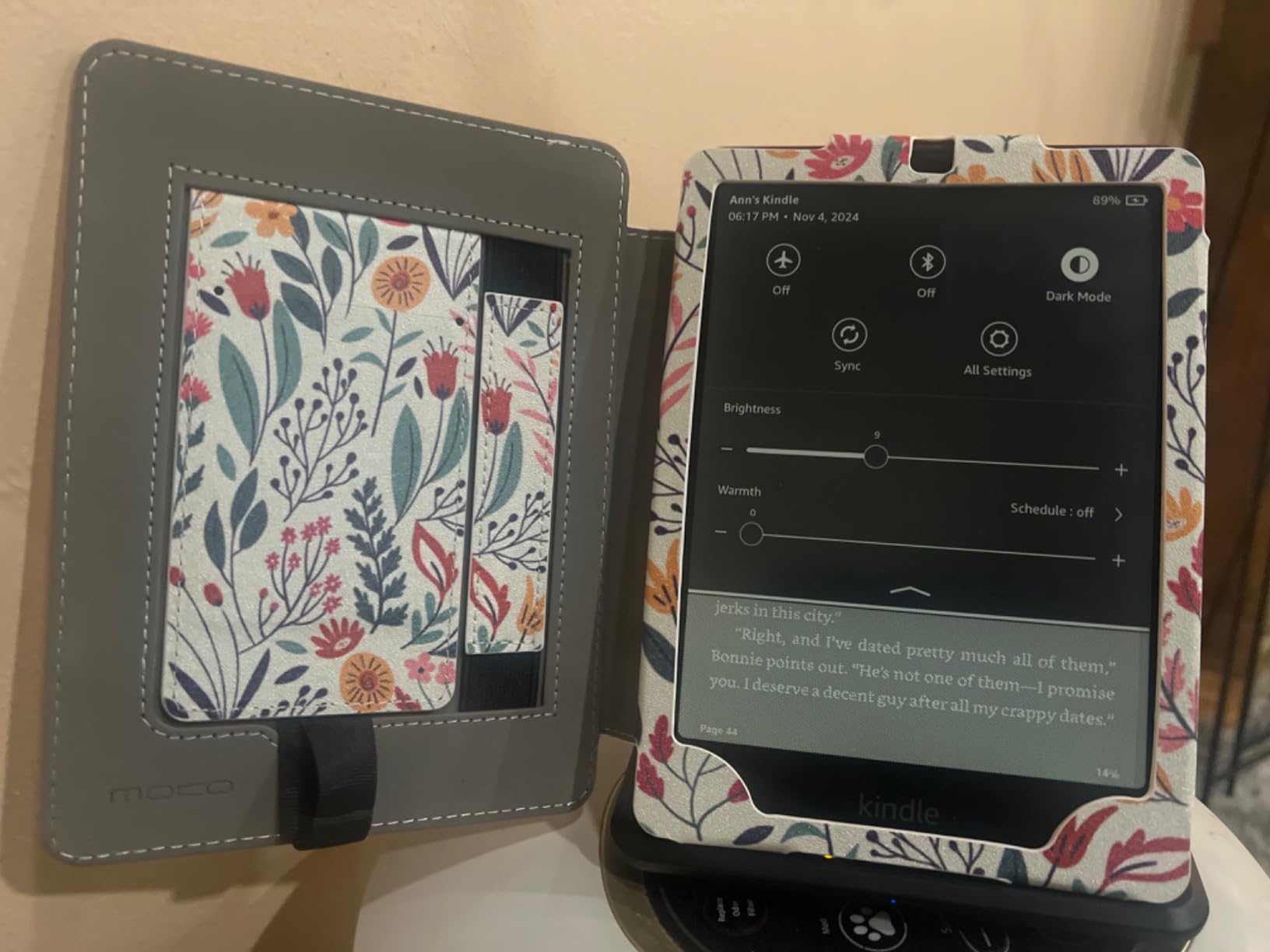 Amazon Kindle Paperwhite Signature Edition 32GB (newest model) – 20% faster with auto-adjusting front light, wireless charging, and weeks of battery life – Metallic Black customer photo 2