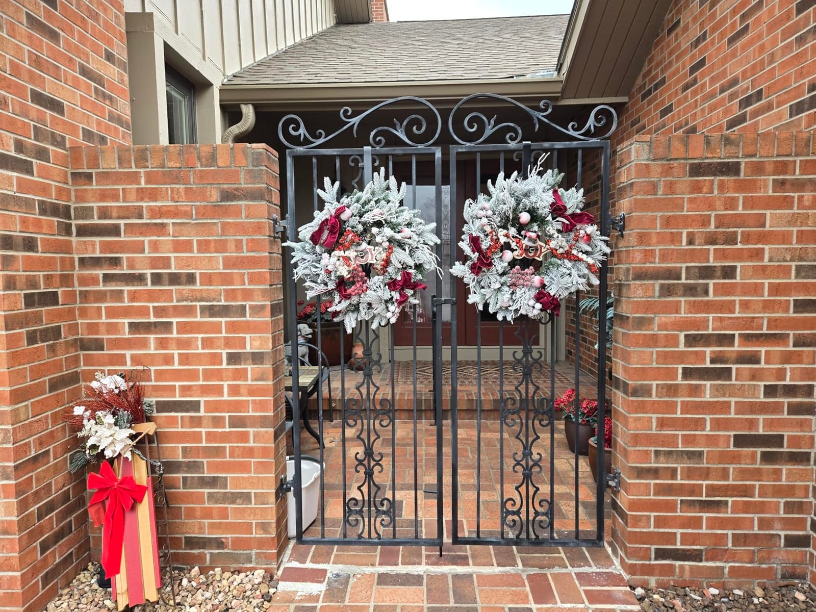 Pre-lit Snow Christmas Wreath with Red Balls,Berries and Bows,24 Inch 50 Battery Operated LED Lights,Holiday Decoration for Front Door Outdoor customer photo 1