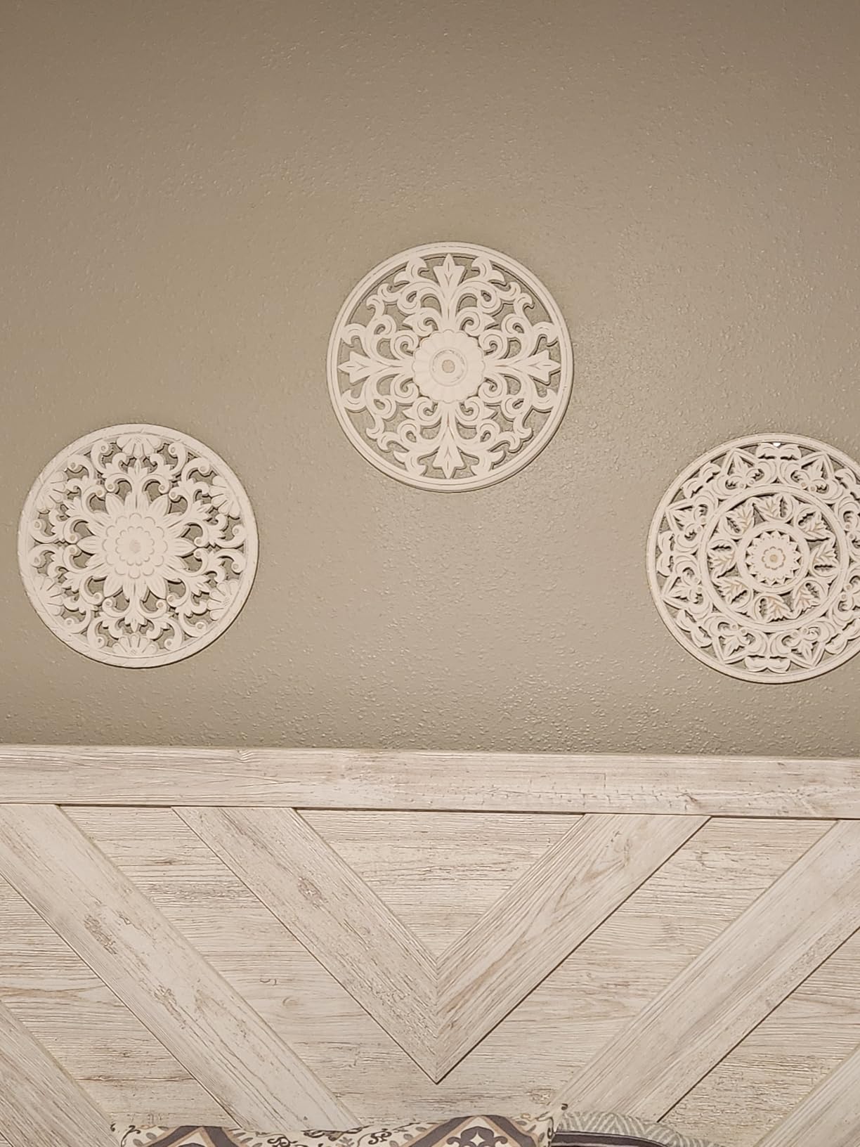 Walasis Carved Wood Wall Medallion Distressed White Decor, Set of 3 customer photo 1