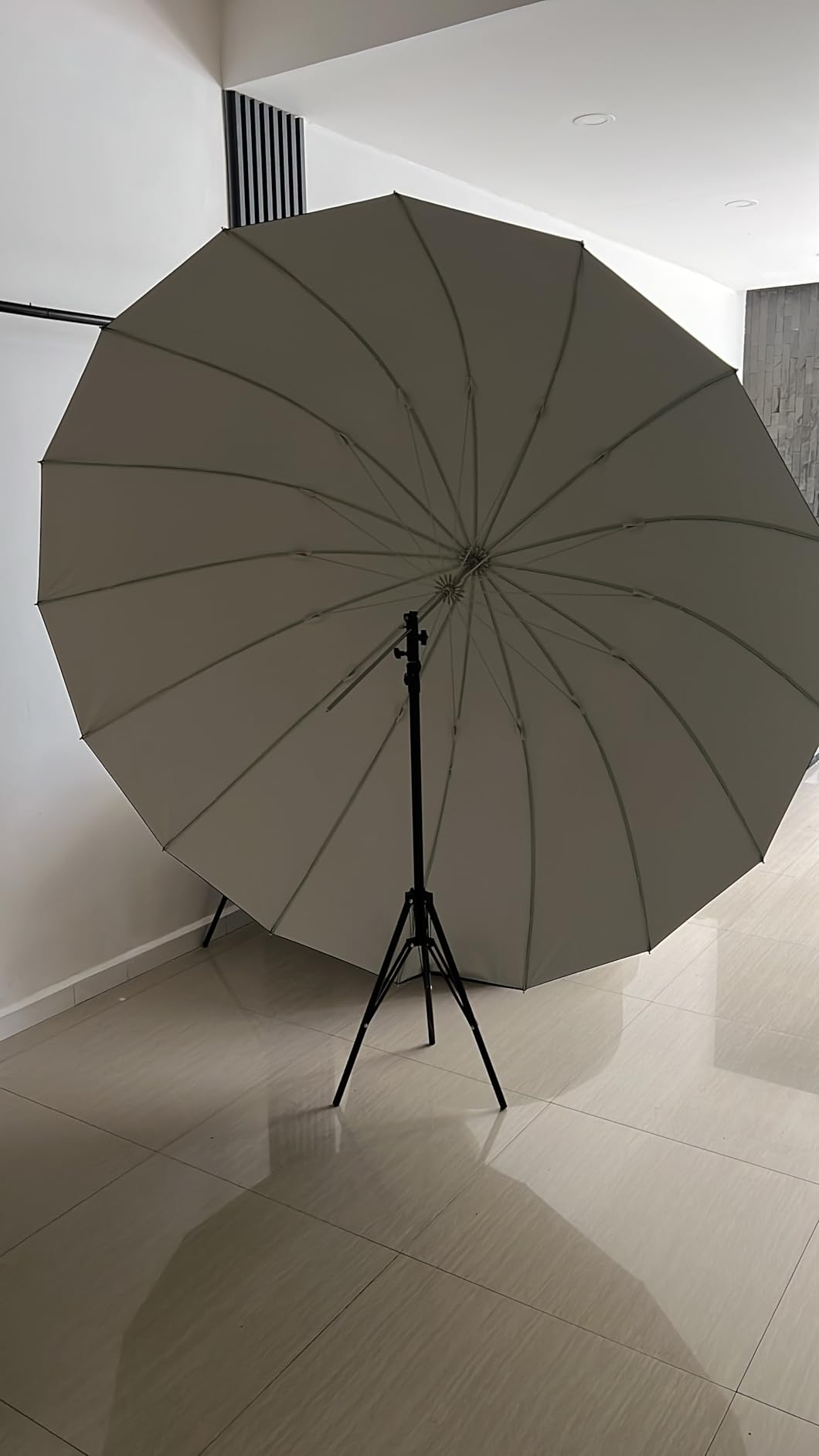NEEWER 130cm Parabolic Reflective Umbrella Photography with White Interior customer photo 2