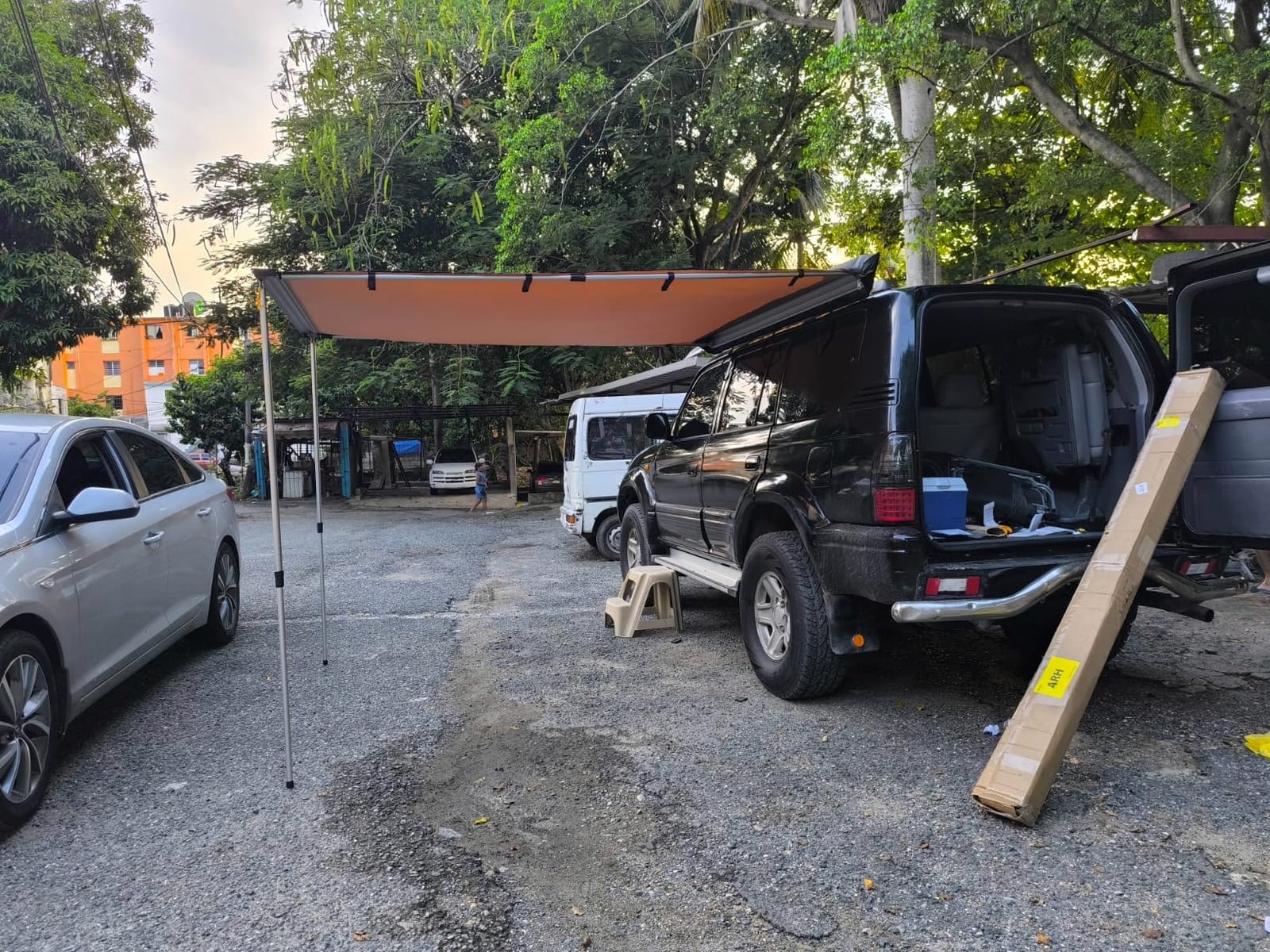VEVOR Vehicle Awning 6.6'x8.2' Roof Rack Pull-Out Sun Shade UV50+ PU3000mm, Retractable Weatherproof 4x4 Side Awning for SUV Outdoor Camping & Overland (Hardware Included), w/Waterproof Storage Bag customer photo 1