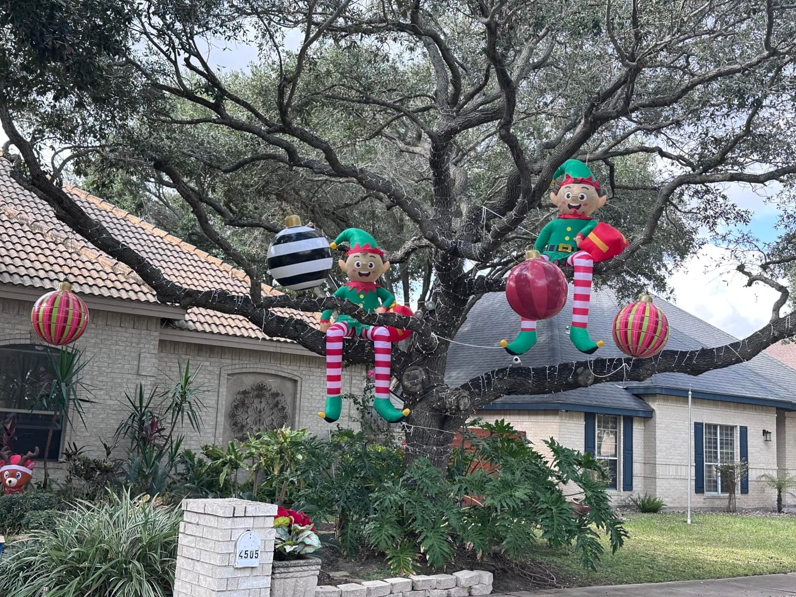 8 FT Christmas Inflatable Outdoor Decorations, Sitting Elf Holding Gift Bag Blow Up Christmas Decorations with Built-in LED Lights for Holiday Party Lawn Garden Yard Outdoor Xmas Decorations customer photo 1