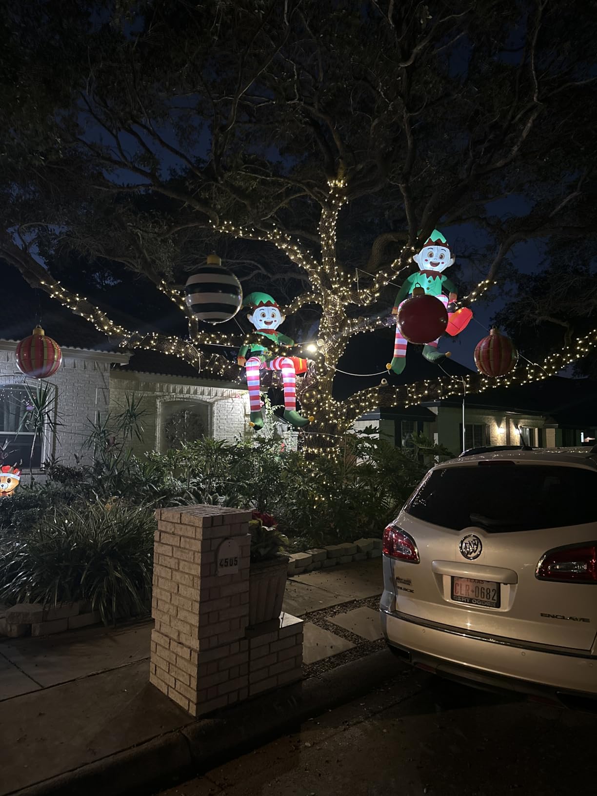 8 FT Christmas Inflatable Outdoor Decorations, Sitting Elf Holding Gift Bag Blow Up Christmas Decorations with Built-in LED Lights for Holiday Party Lawn Garden Yard Outdoor Xmas Decorations customer photo 2