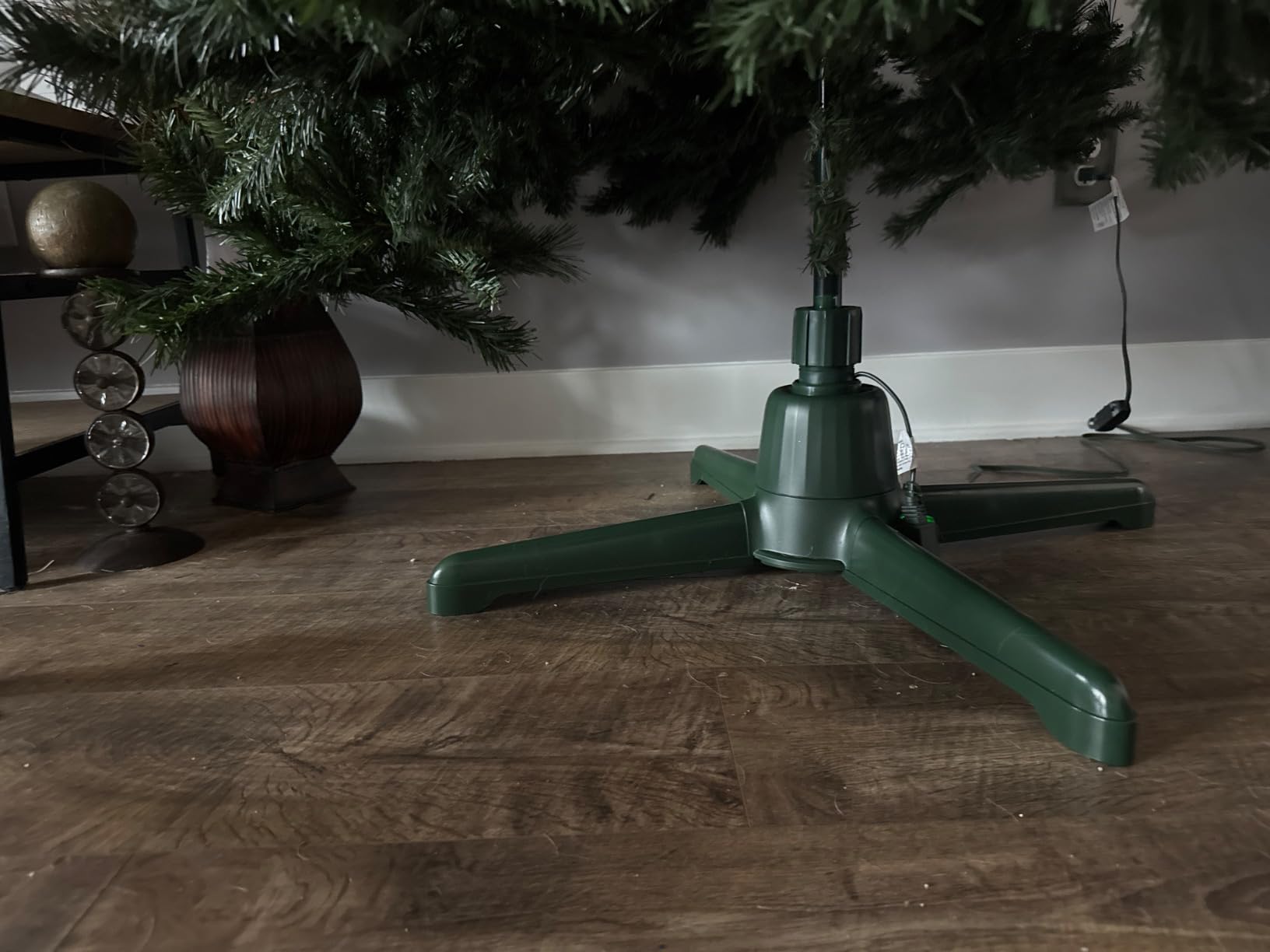 (2025 Upgrade) Rotating Christmas Tree Stand with Remote Control, Stable 360 Revolving Tree Base Stand, Up to 7.5ft 90lb. Adjustable Christmas Tree Holder for Xmas Tree, Artificial Tree (Green) customer photo 1
