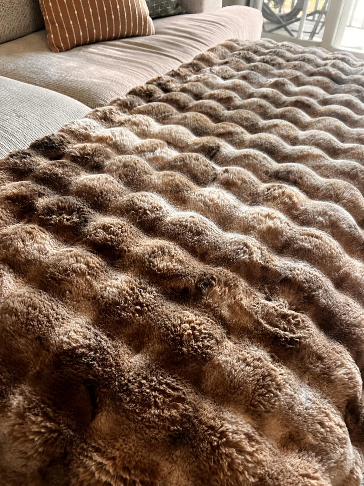 BENVWE Fluffy Faux Fur Throw Blanket for Couch, Soft Plush Thick Cozy Fuzzy Luxury Minky Bubble Blanket for Home Living Room Decor Gift for Women, Tie-dye Coffee, 50