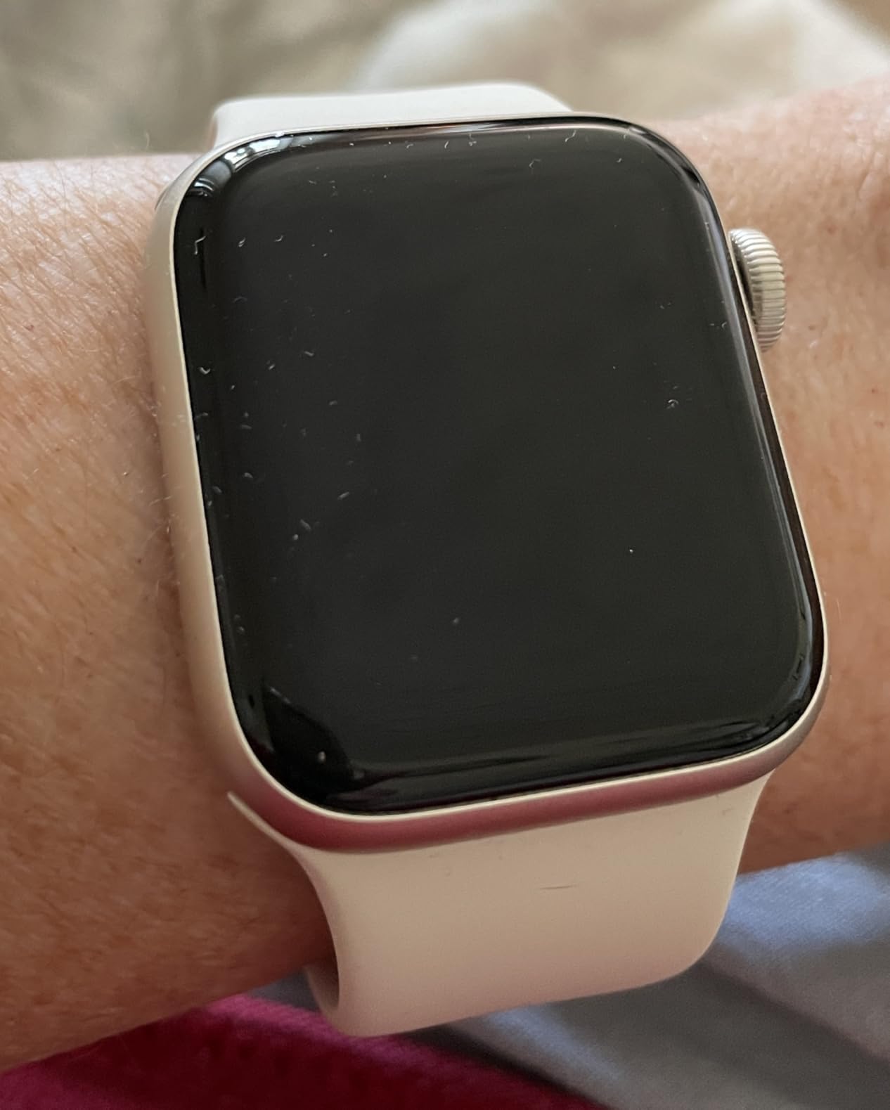 Apple Watch SE (2nd Gen) [GPS 40mm] Smartwatch with Starlight Aluminum Case with Starlight Sport Band S/M. Fitness and Sleep Trackers, Crash Detection, Heart Rate Monitor, Retina Display customer photo 2