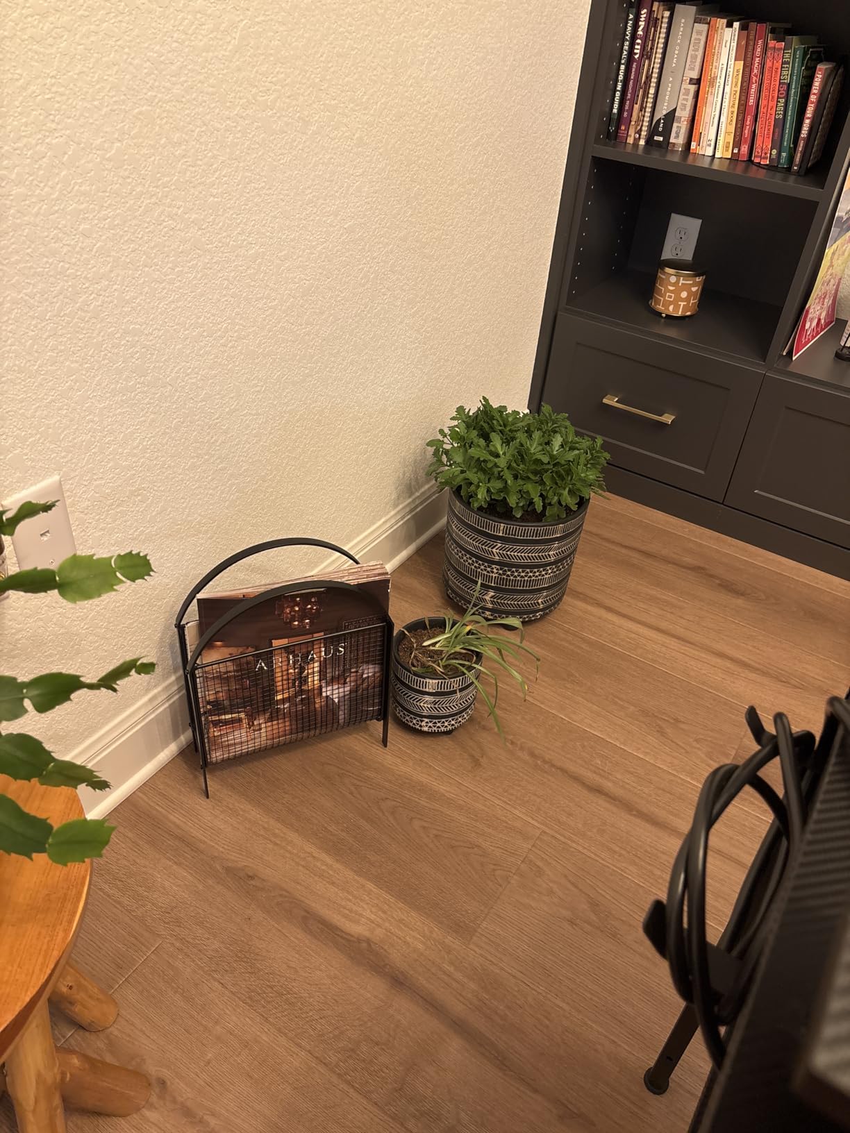 MyGift Mid-Century Silver Metal Mesh Magazine Rack, Freestanding Holder customer photo 1