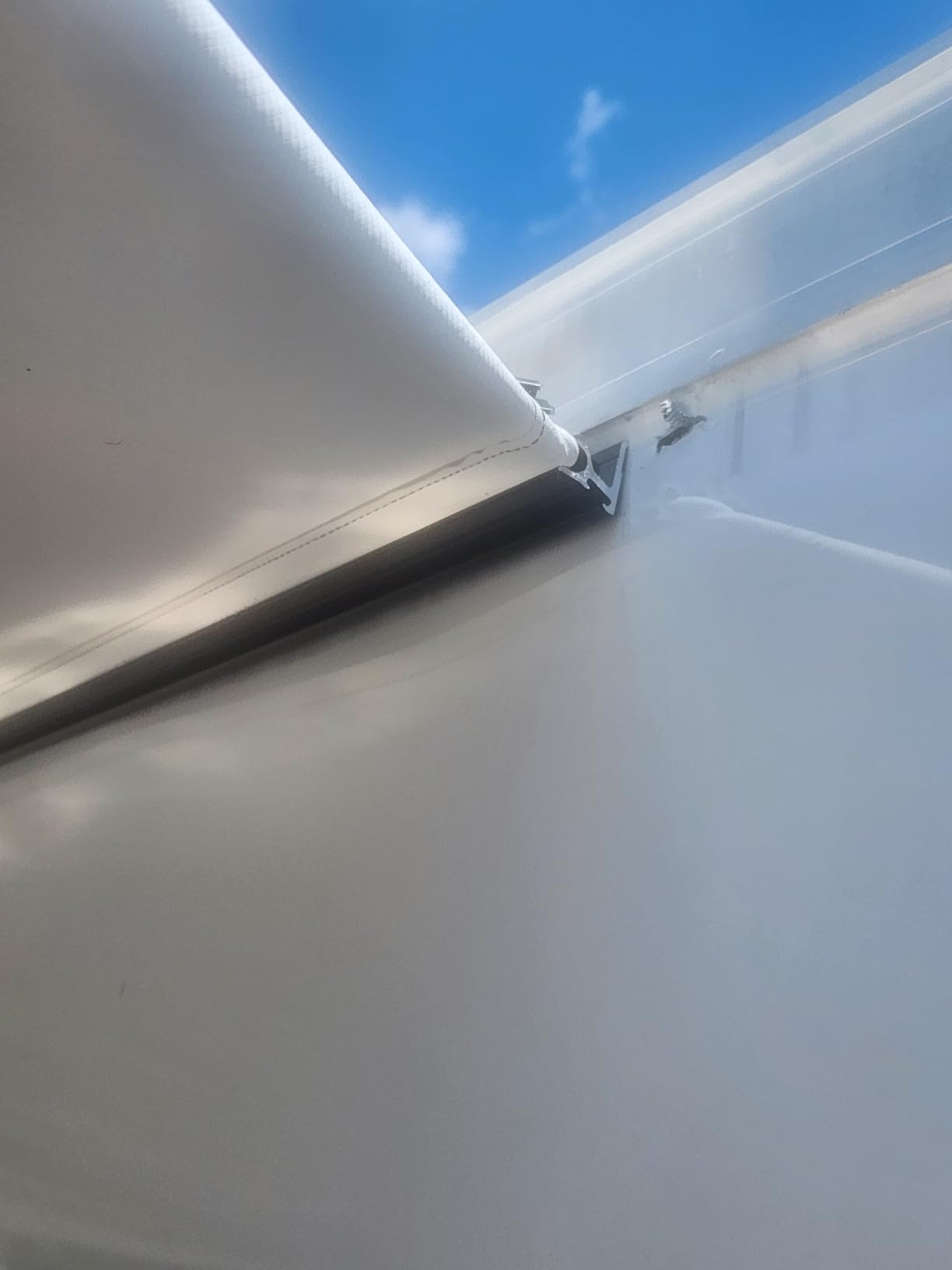 VEVOR Motorized RV Awning Complete Kit, 18' Retractable Awning with Aluminum Alloy Frame, Outdoor Trailer Awning, Fit for Most RVs(Black Fade) customer photo 2