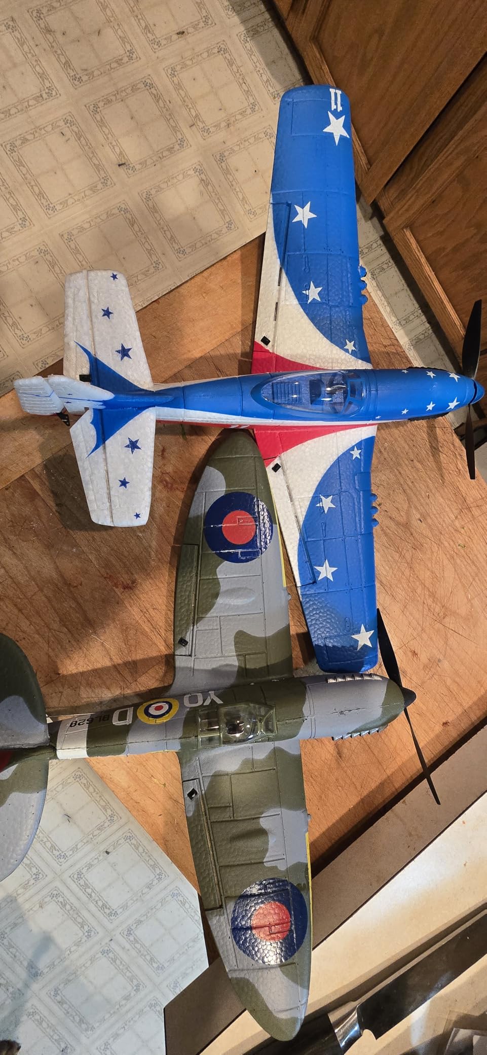 LEAMBE 4 Channel RC Plane, Ready to Fly Aerobatic Aircraft, Easy Control for Beginners, P51 Mustang RC Airplane for Adults Blue-Red customer photo 1