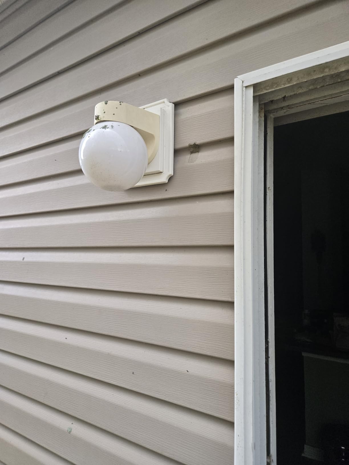 Ring Floodlight Cam 4K Pro (newest model), Wired, Retinal 4K with wide-angle video, 10x Enhanced Zoom, and 2000 Lumen Floodlights, White customer photo 2