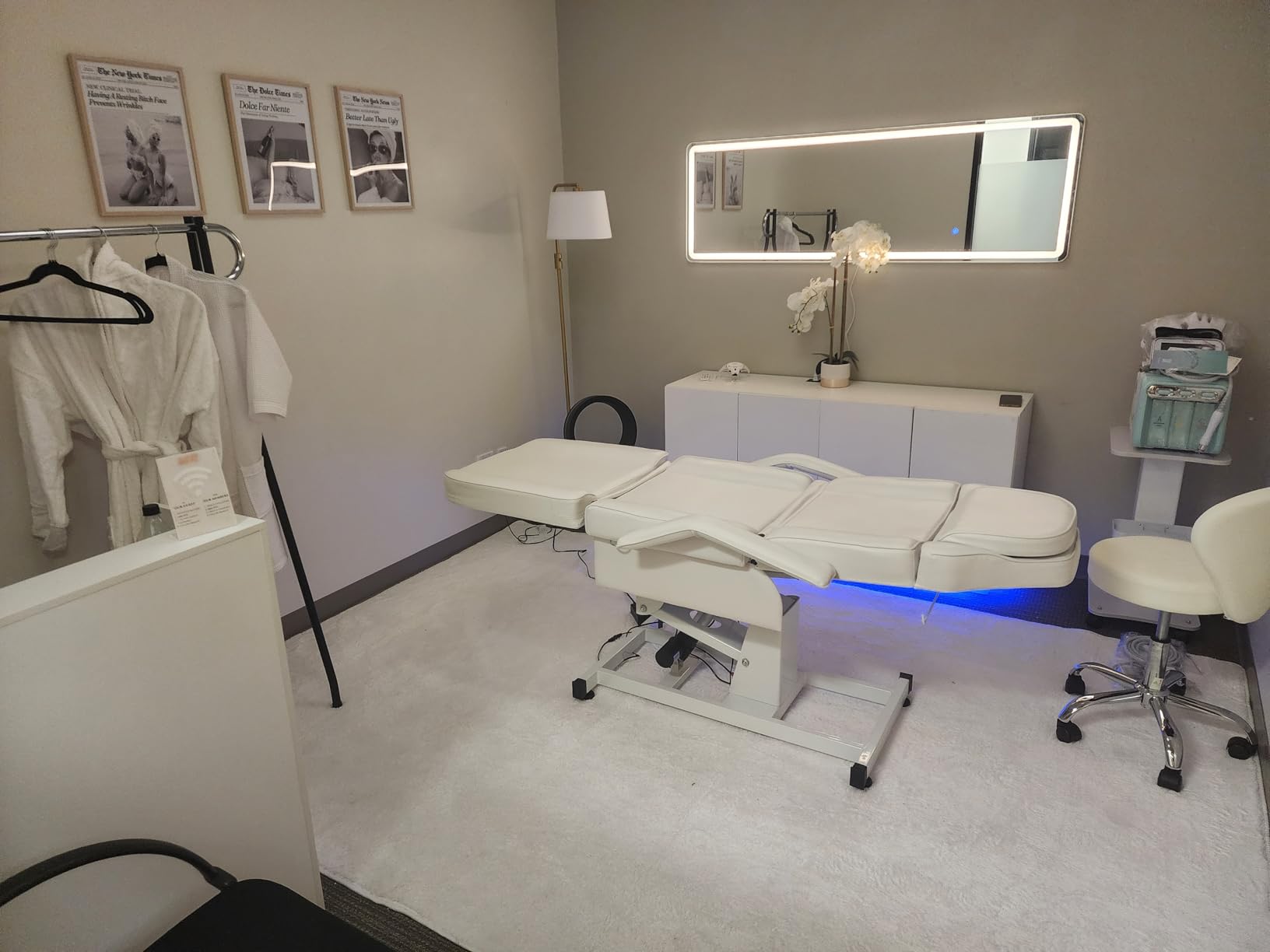 OmySalon Reception Desk with Counter, Small Front Desk w/Lockable Drawer, Wooden Modern Reception Table for Salon Lobby Office Home (White, 32) customer photo 1