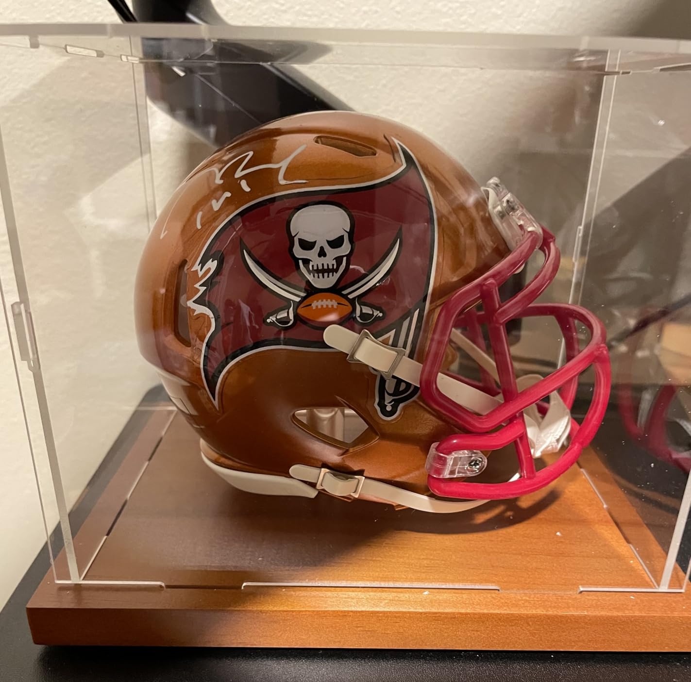 Fitense Full Size Helmet Display Case High Clear Acrylic Wooden Base customer photo 2
