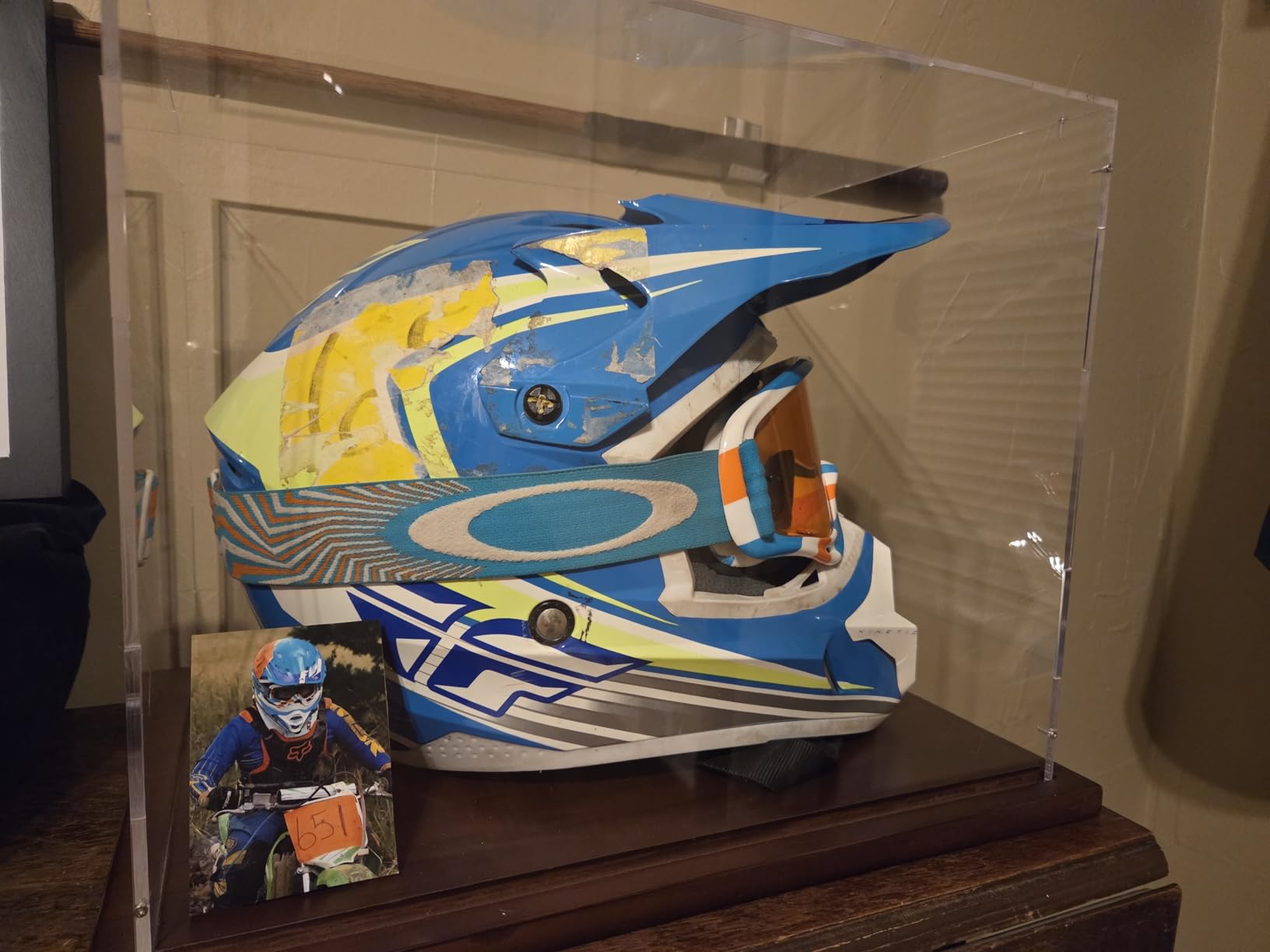 VGMiu Football Helmet Display Case Full Size Clear Case with Wood Base customer photo 2