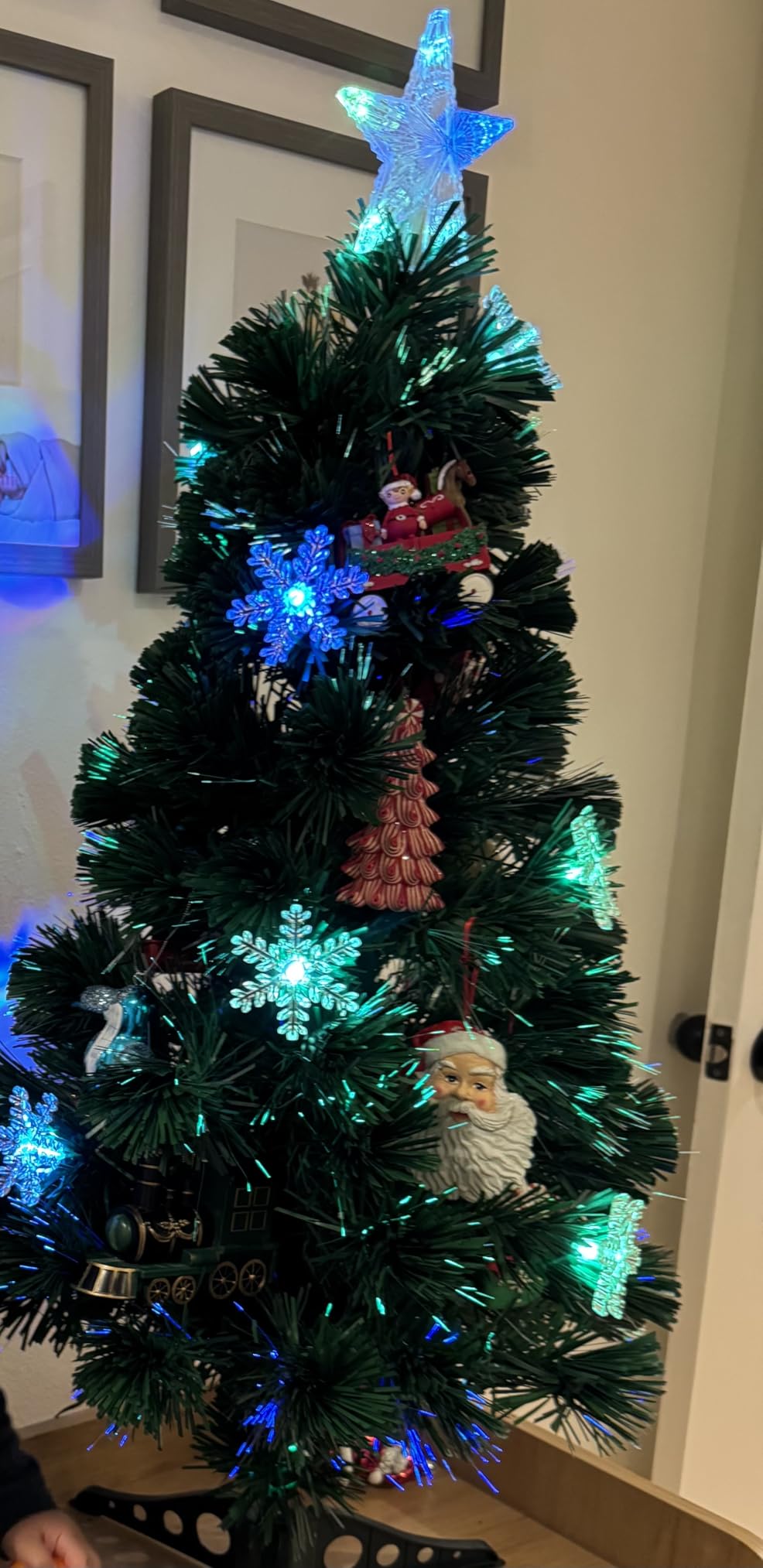 Juegoal 3 ft Pre-Lit Green Artificial Christmas Tree, Lighted Optical Fiber Table Mini Xmas Trees with Color Changing Lights, Snowflakes & Top Star, Fake Multicolored Tree for Festive Party Holiday customer photo 1